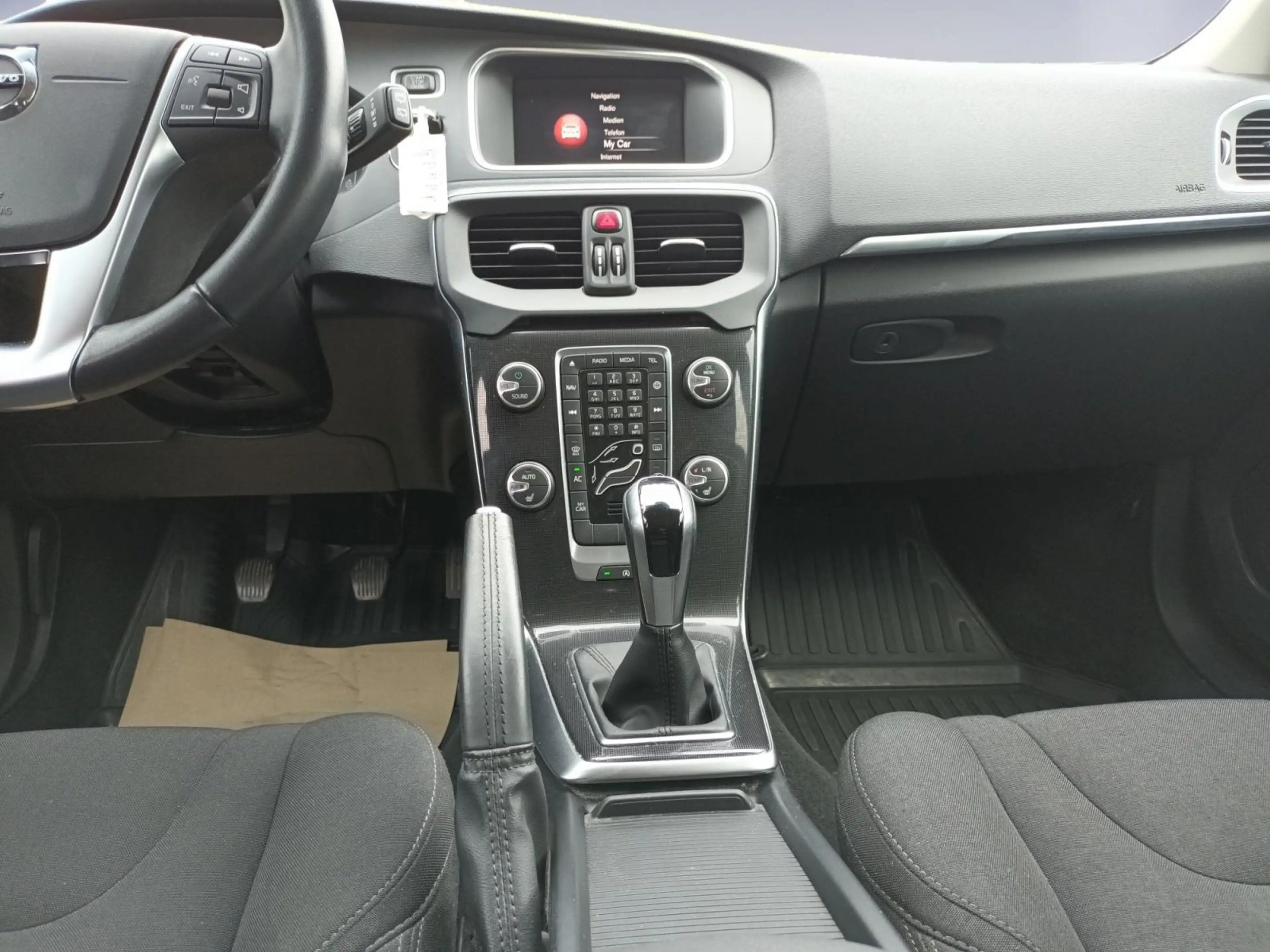 Volvo V40 Momentum V 40 T3 2.0*AHK*KEYLESSGO*KLIMA*NAV*SH... — photo 12