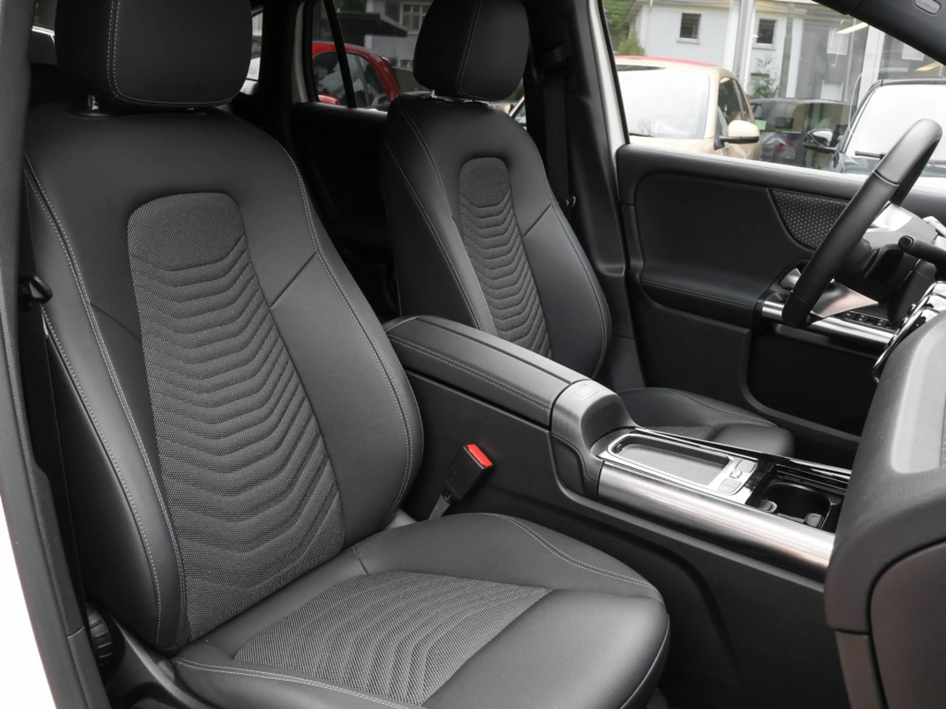 Mercedes-Benz EQA 300 4M Progressive/LED/Kamera/Ambi/Totw/18" — photo 5