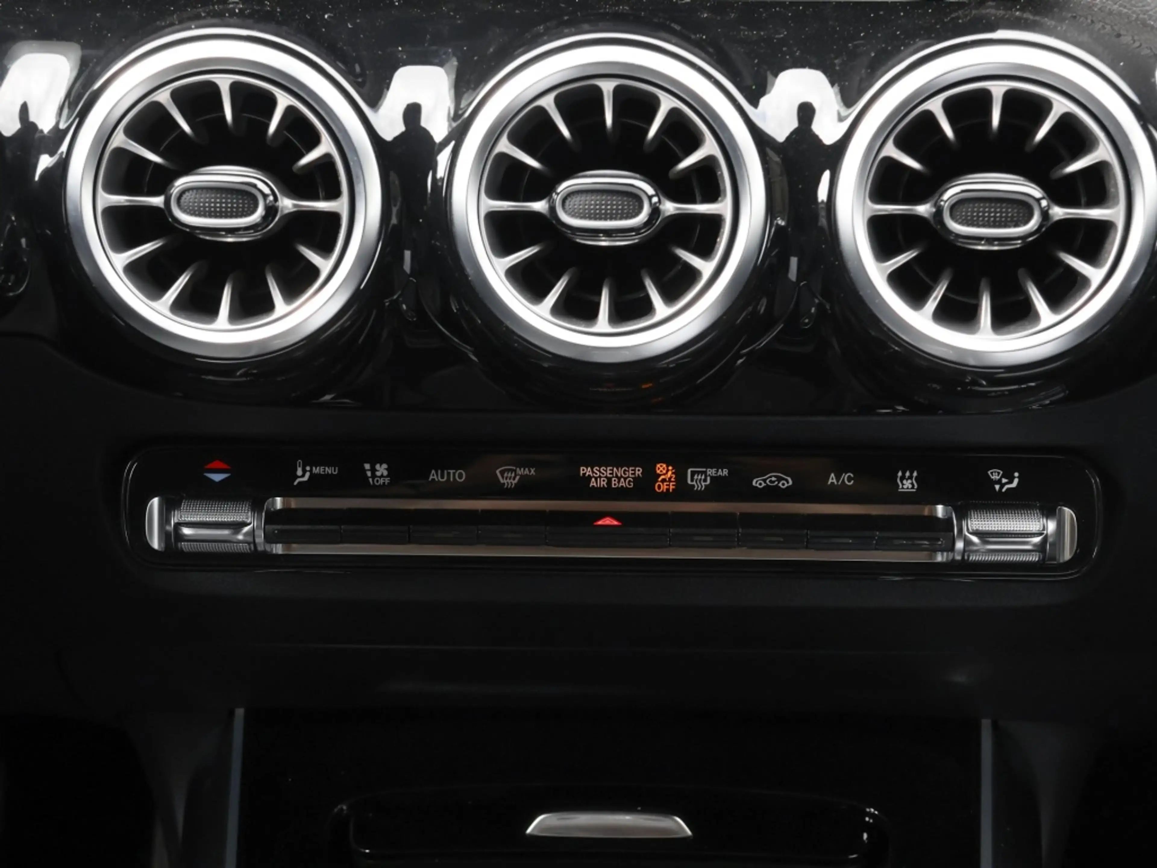 Mercedes-Benz EQA 300 4M Progressive/LED/Kamera/Ambi/Totw/18" — photo 11