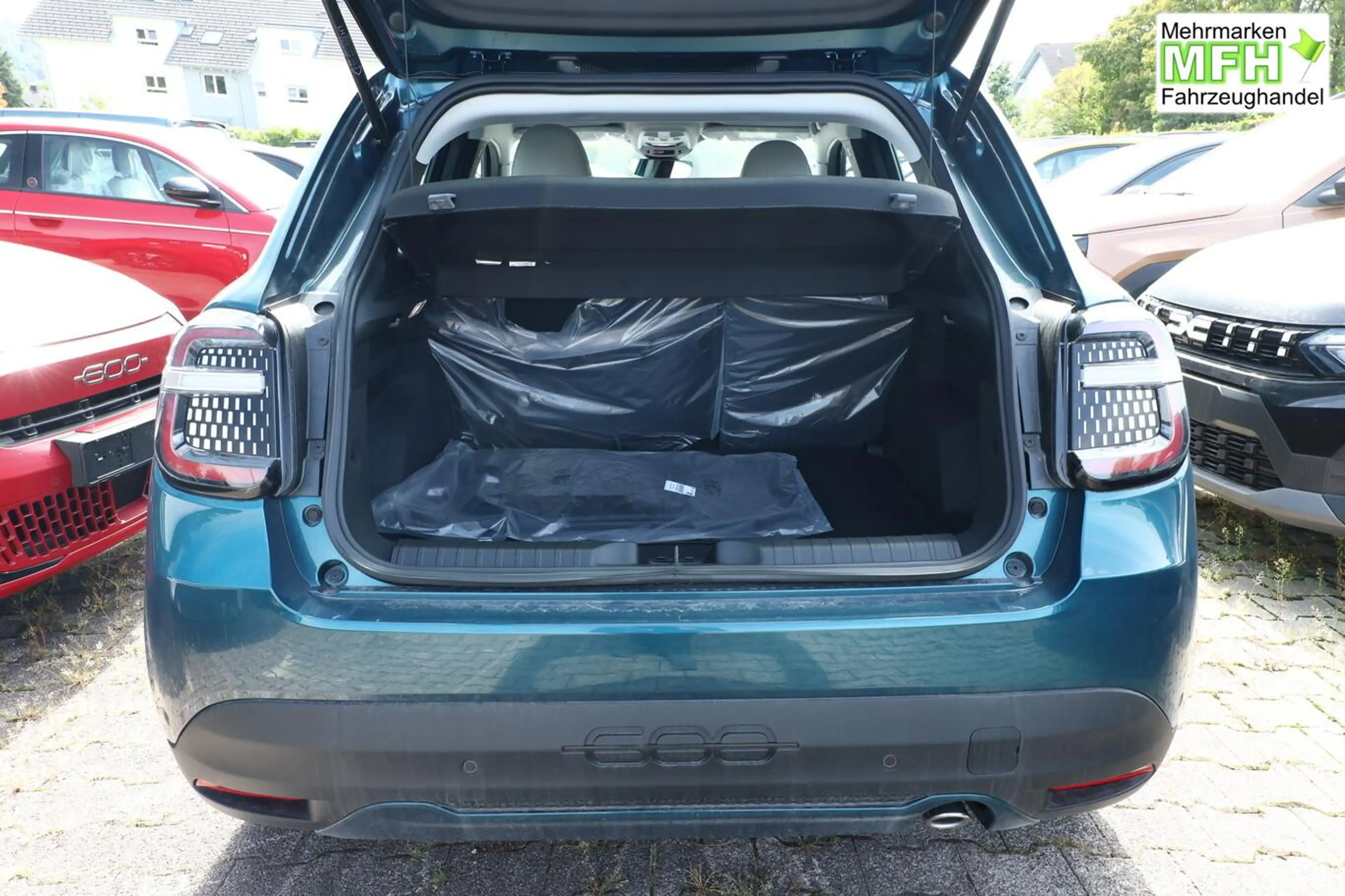 Fiat 600 Icon Hybrid SHZ Keyl Nav Kam 2xPDC LED CarP 74 ... — photo 10