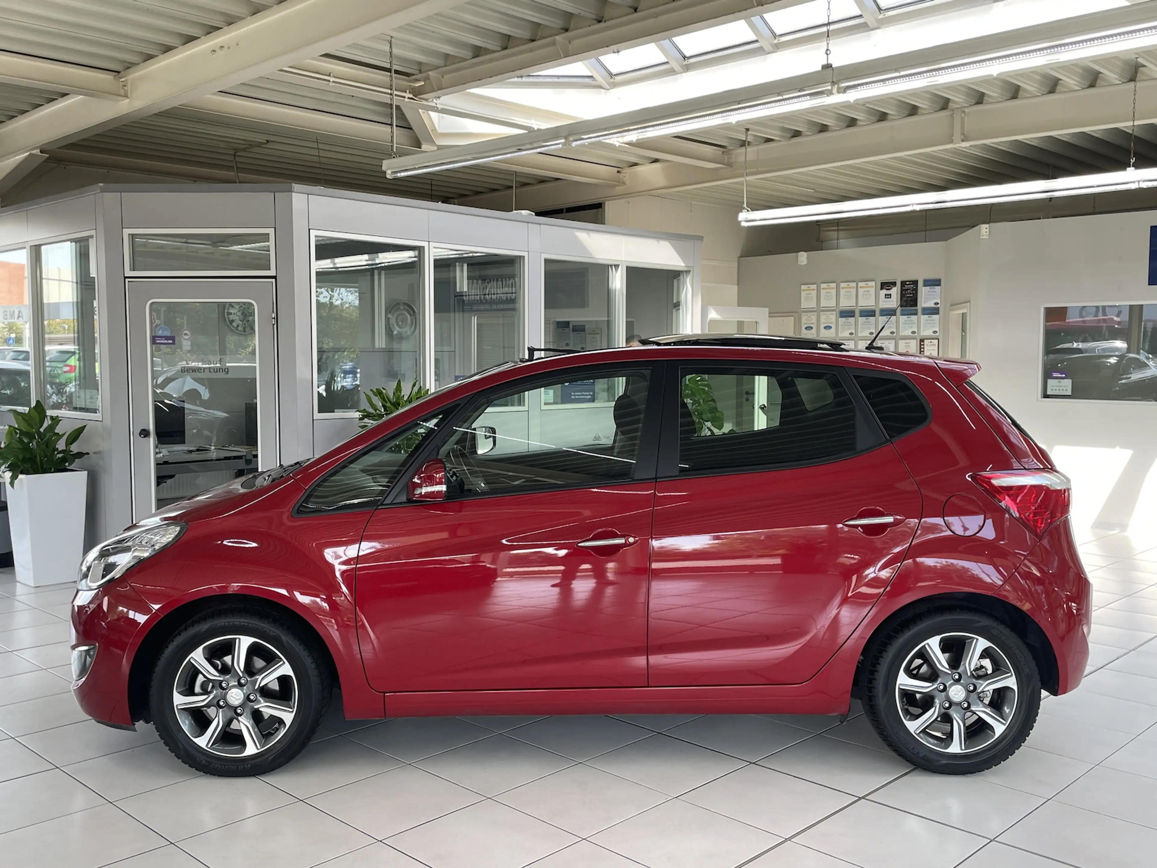 Hyundai iX20 1.6 Space Plus Panorama Kamera Navi GRA — photo 5