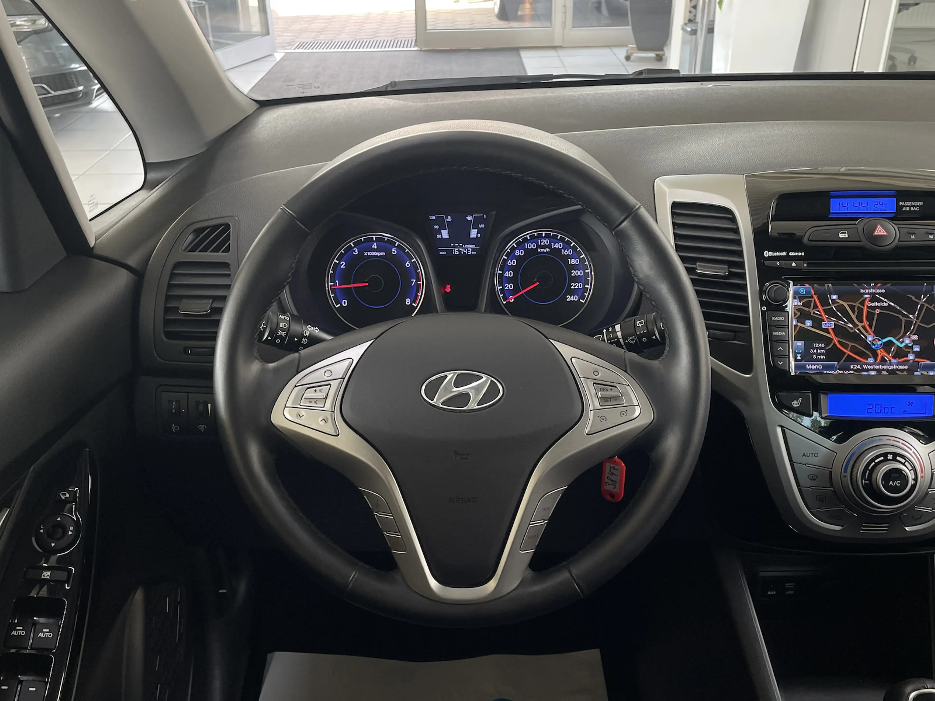 Hyundai iX20 1.6 Space Plus Panorama Kamera Navi GRA — photo 15