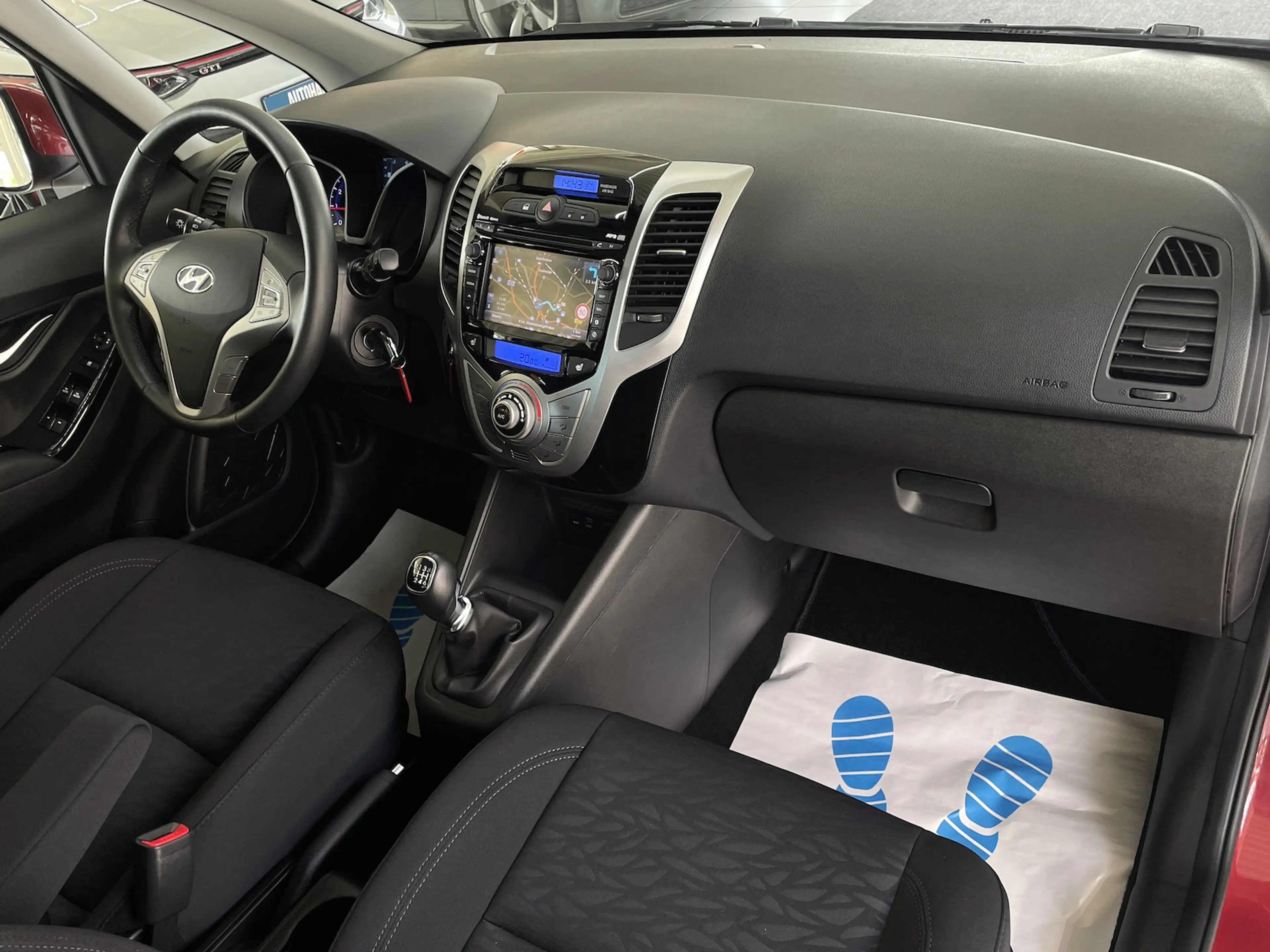 Hyundai iX20 1.6 Space Plus Panorama Kamera Navi GRA — photo 11