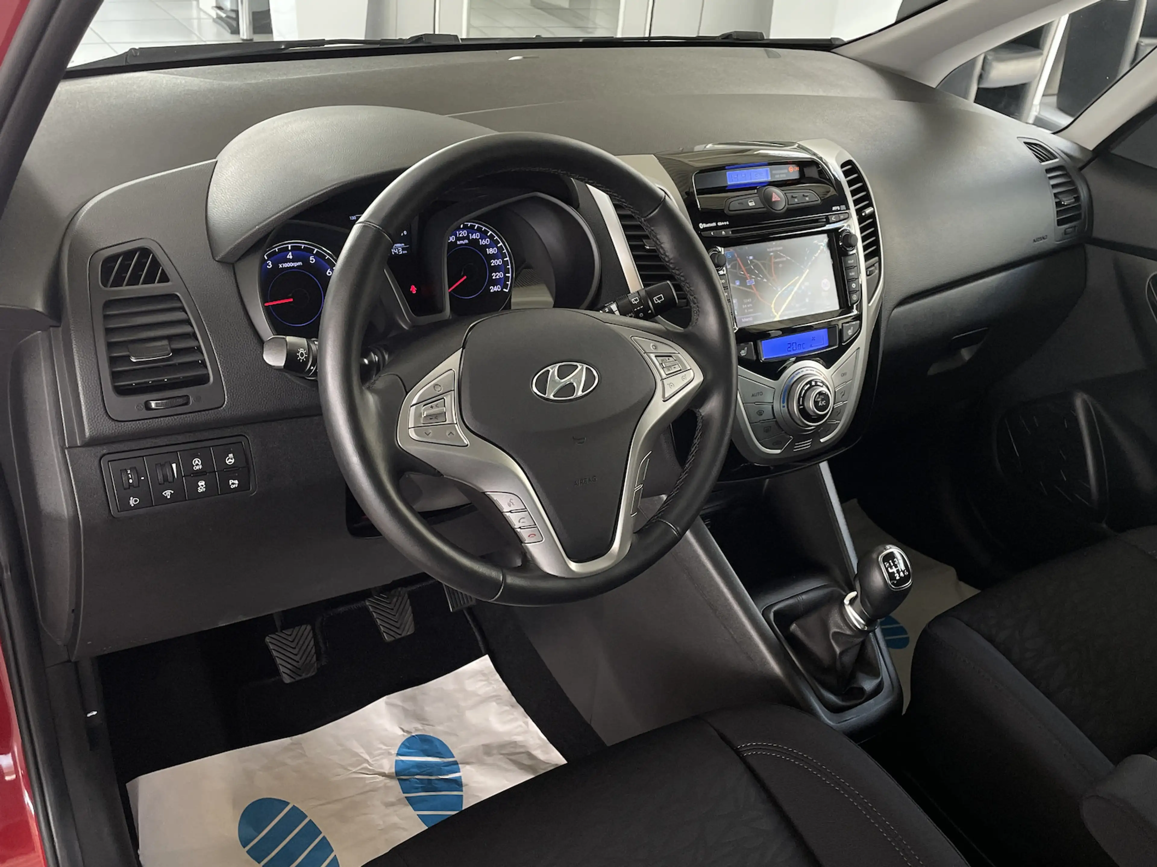 Hyundai iX20 1.6 Space Plus Panorama Kamera Navi GRA — photo 9