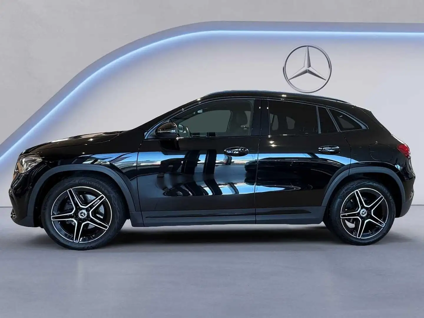 Mercedes-Benz GLA 180 d AMG Line Schwarz - 2