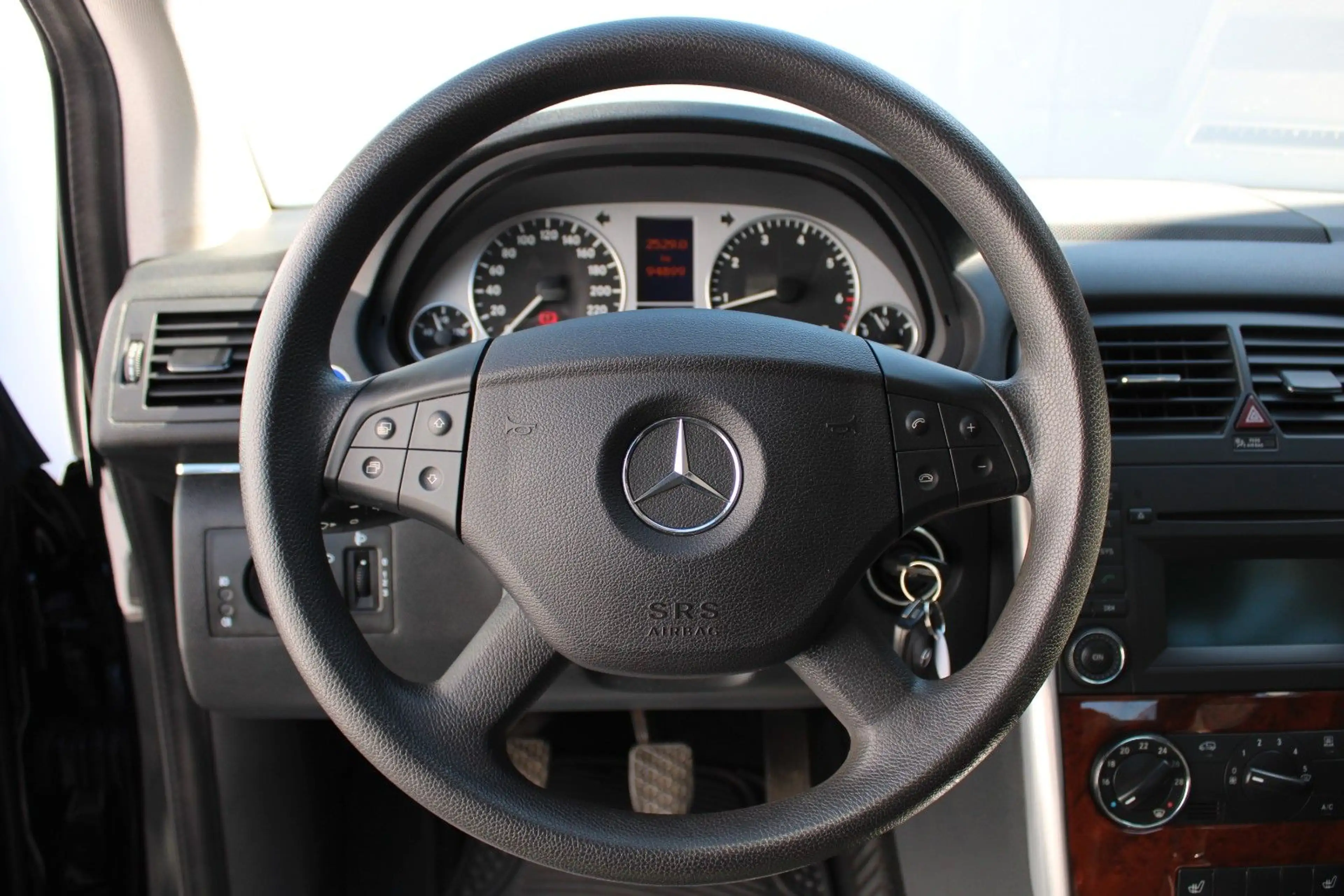 Mercedes-Benz B 200 — photo 12