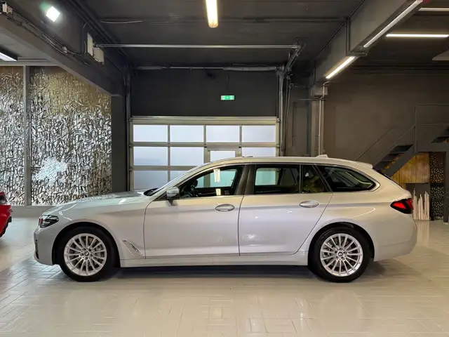 BMW 5 Series view 4