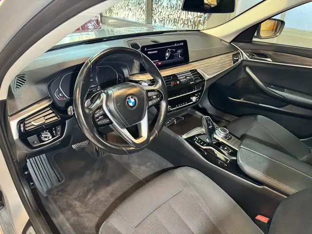 BMW 5 Series view 15