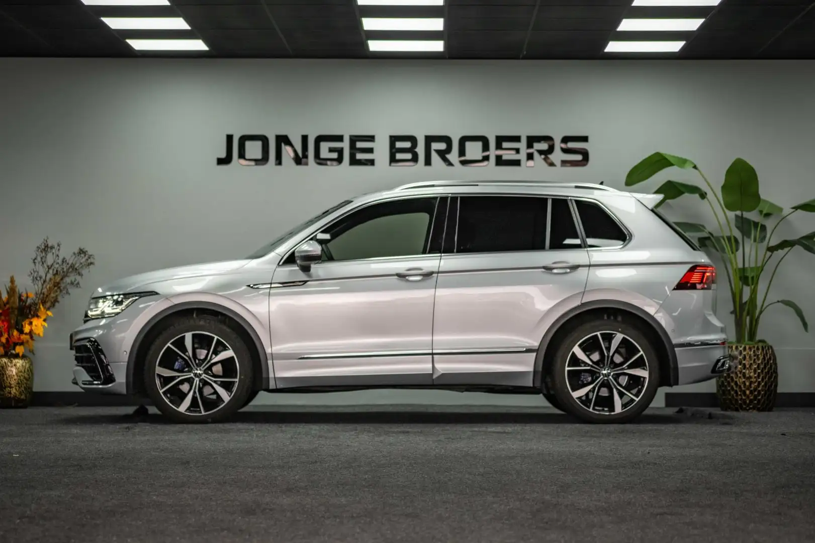 Volkswagen Tiguan 1.5 TSI R-Line Business+ |Pano|iQ-light|Acc Grijs - 2