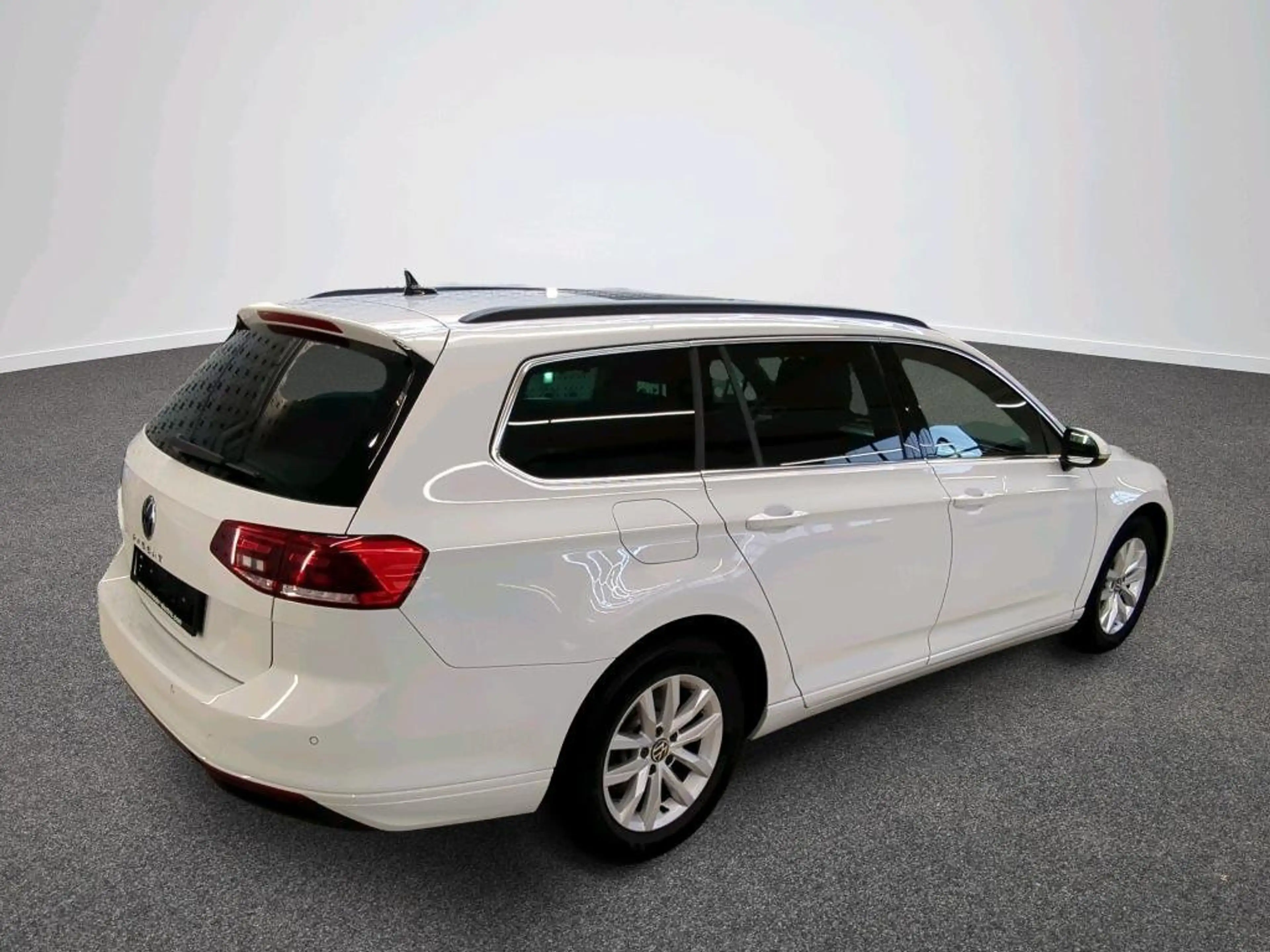 Volkswagen Passat Variant 2.0 TDI Business AHK Pano ACC — photo 8