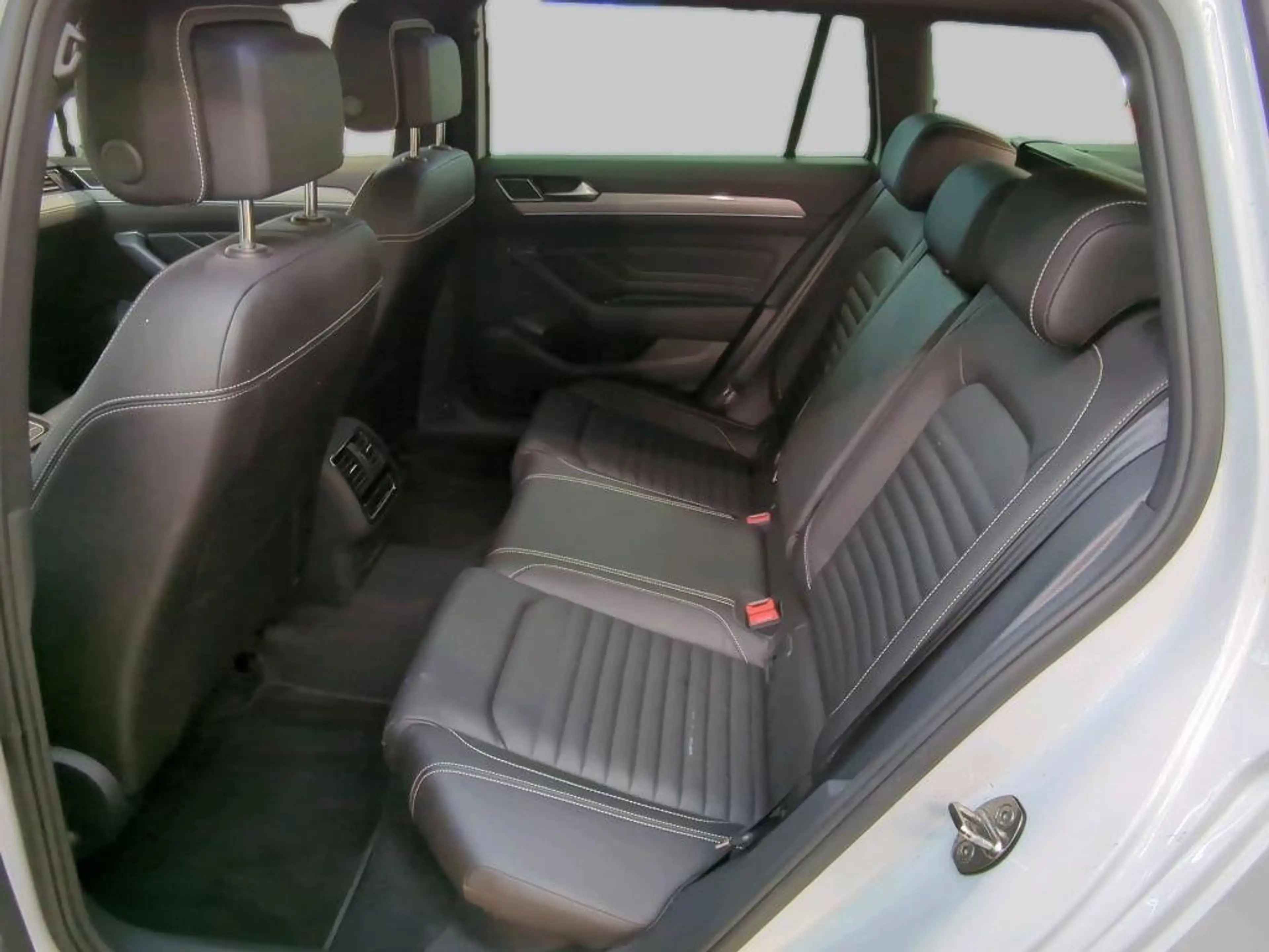 Volkswagen Passat Variant 2.0 TDI Business AHK Pano ACC — photo 11