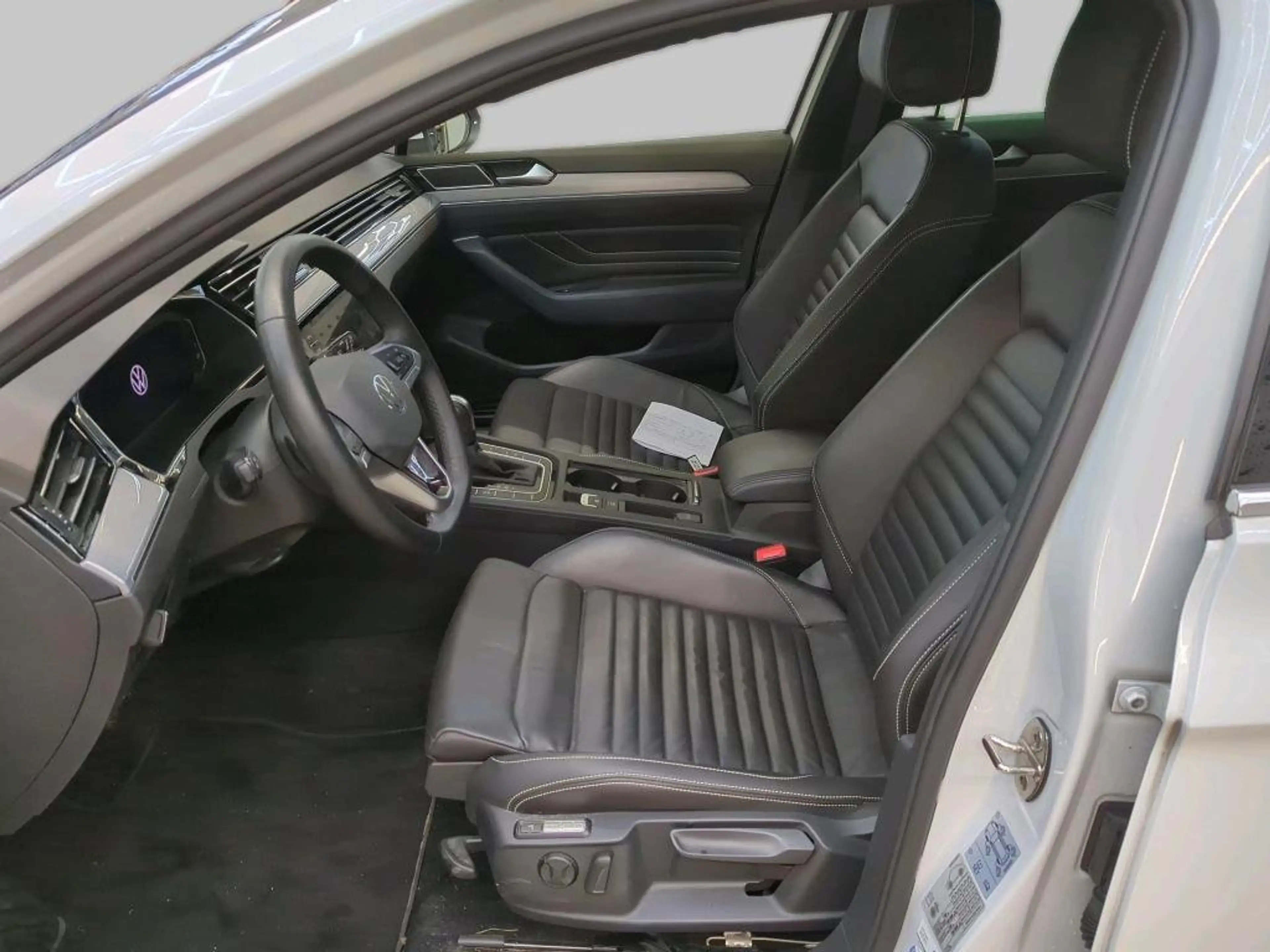 Volkswagen Passat Variant 2.0 TDI Business AHK Pano ACC — photo 9