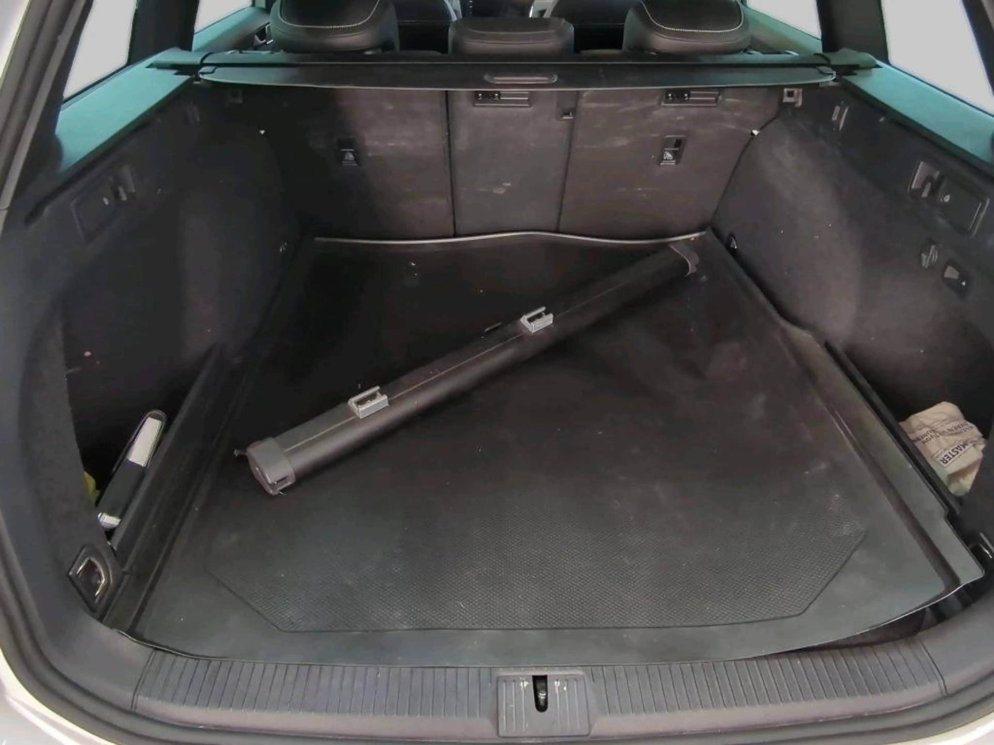 Volkswagen Passat Variant 2.0 TDI Business AHK Pano ACC — photo 13