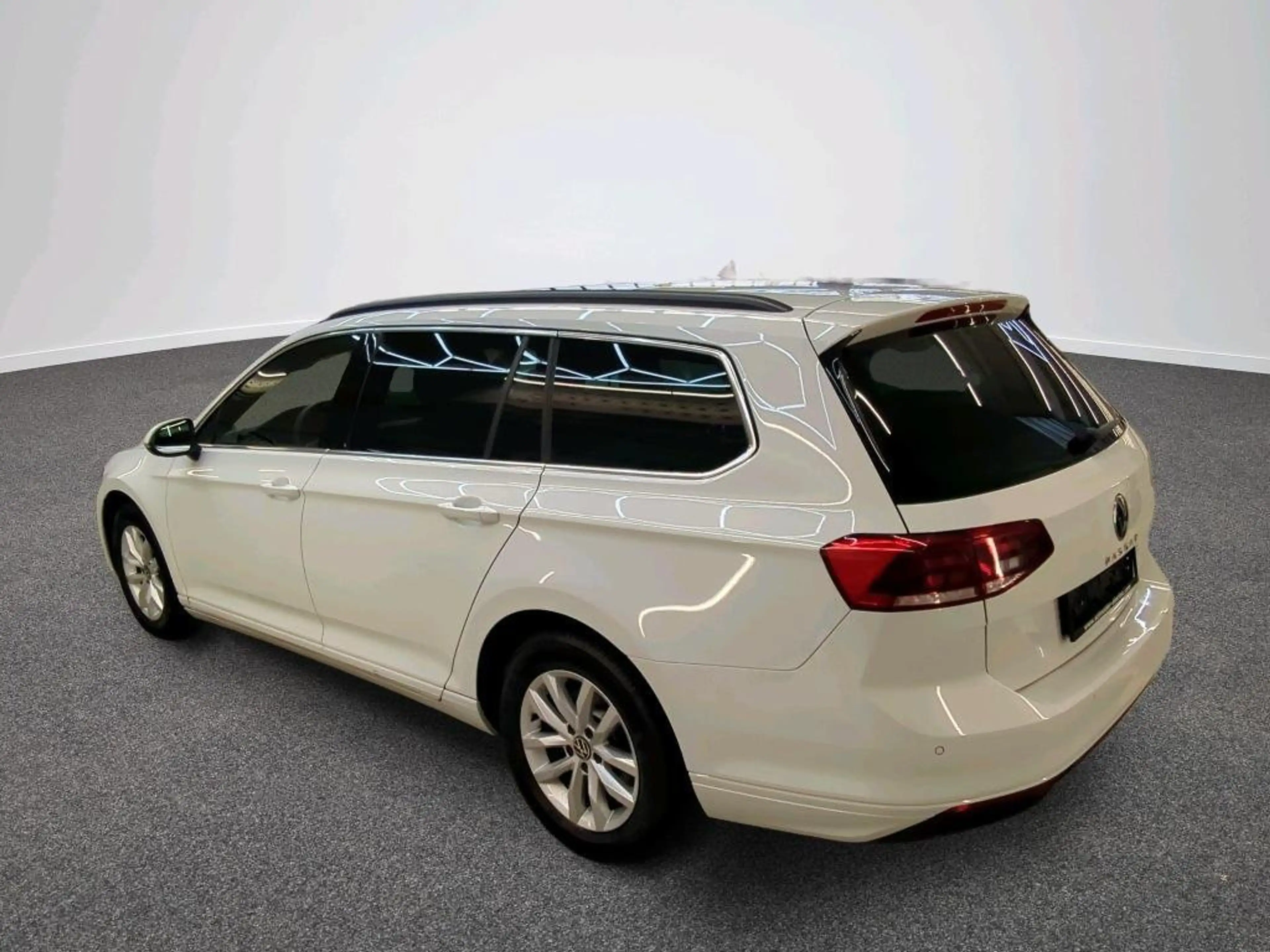 Volkswagen Passat Variant 2.0 TDI Business AHK Pano ACC — photo 5