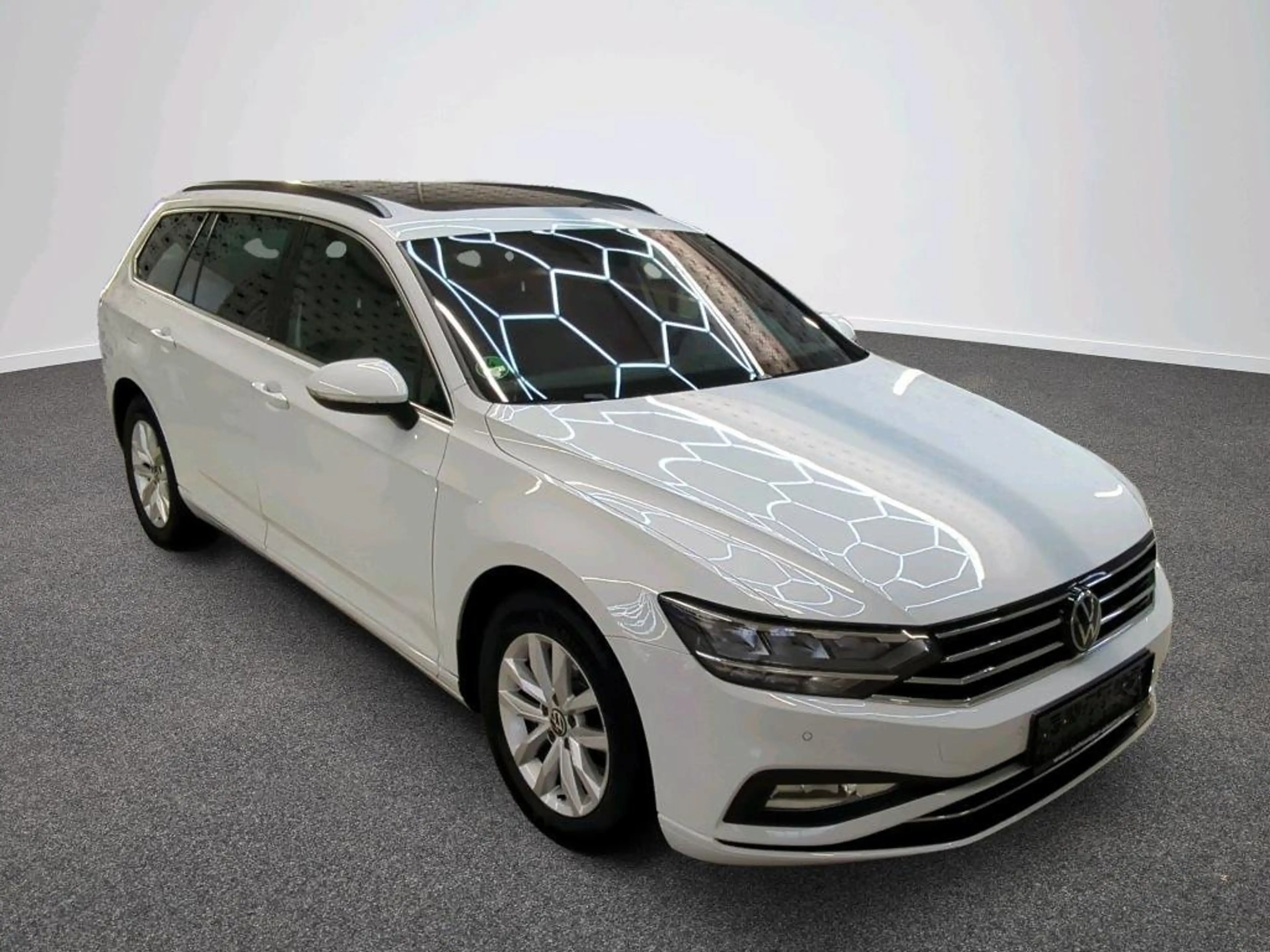 Volkswagen Passat Variant 2.0 TDI Business AHK Pano ACC — photo 7