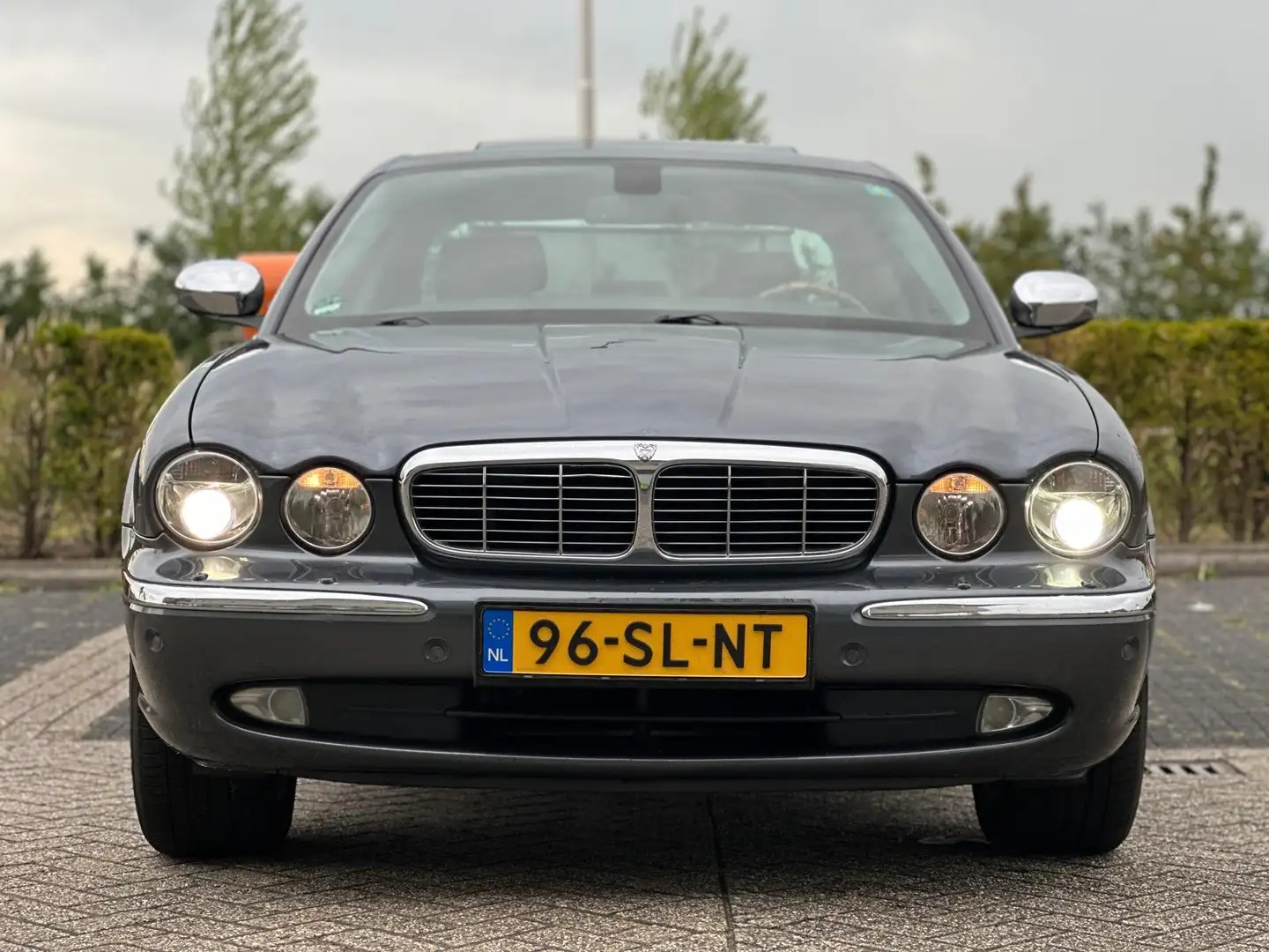 Jaguar XJ 4.2 V8 Sovereign LWB siva - 1
