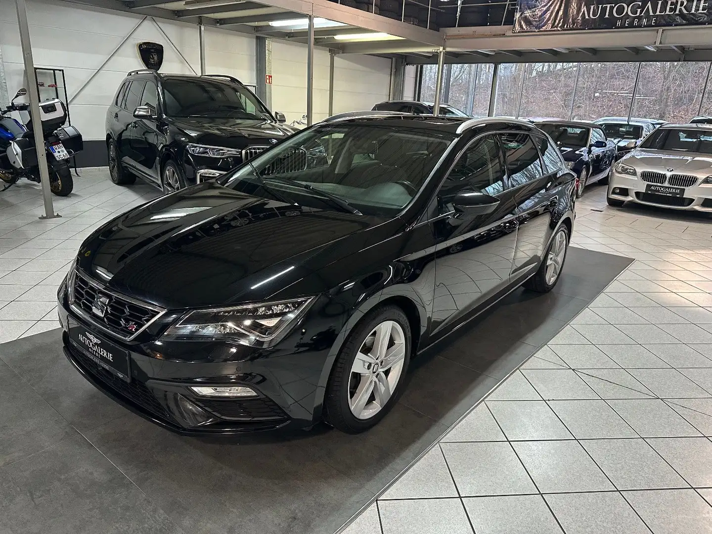 SEAT Leon ST FR*AUT*PANO*LED*NAV*T-LEDER*PDC*SITZHZG* Schwarz - 1