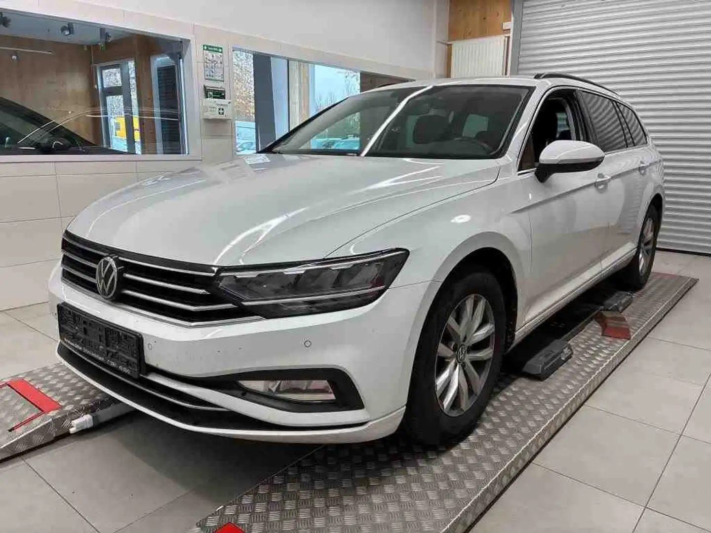 Volkswagen Passat Variant 2.0 TDI DSG BUSINESS +LED +RKAM +ACC +APP-CONN +L Weiß - 2