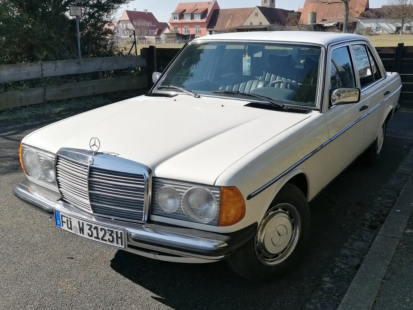 Mercedes-Benz 200 Bílá - 1