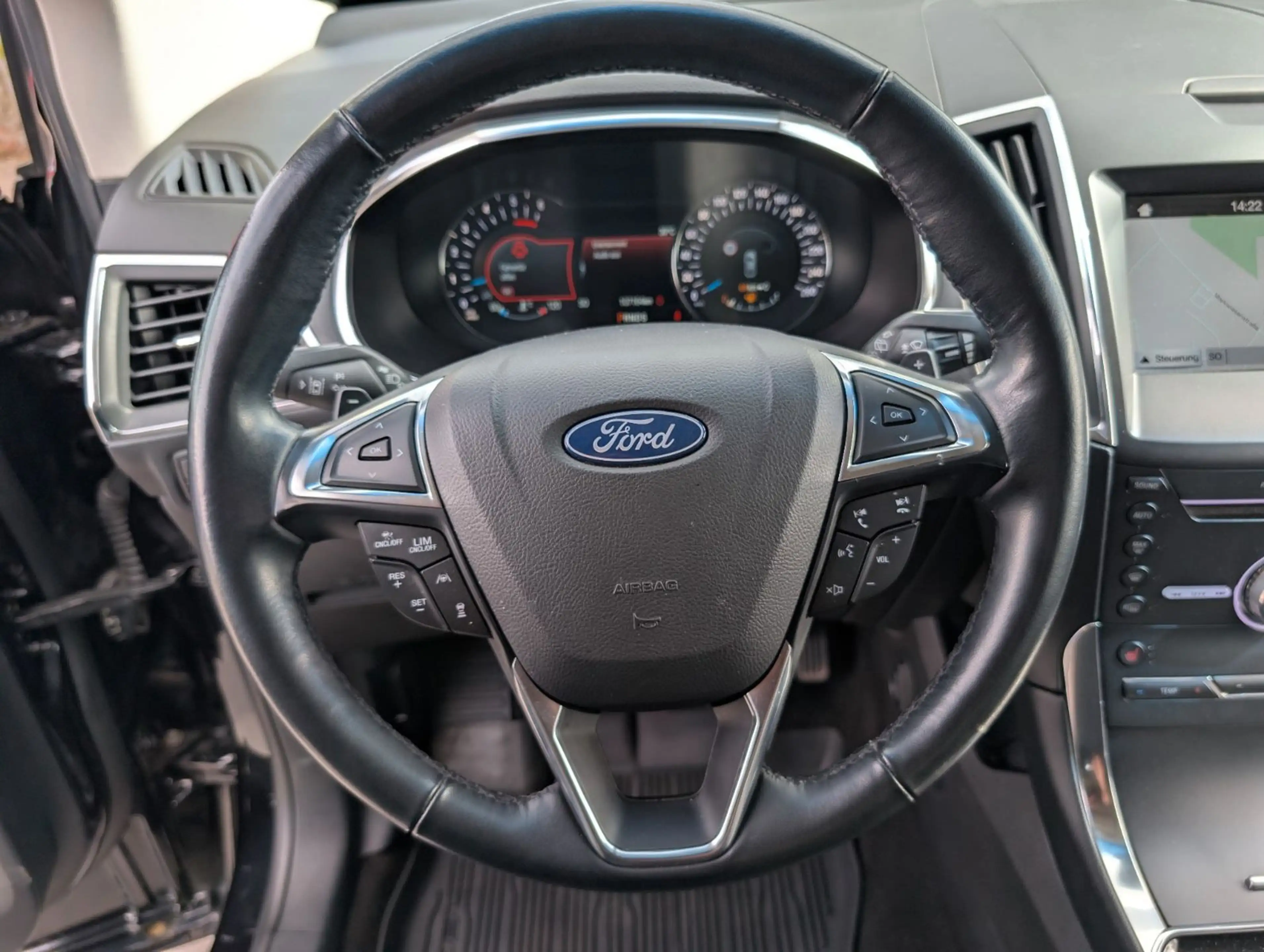 Ford Edge Titanium 4x4 — photo 11