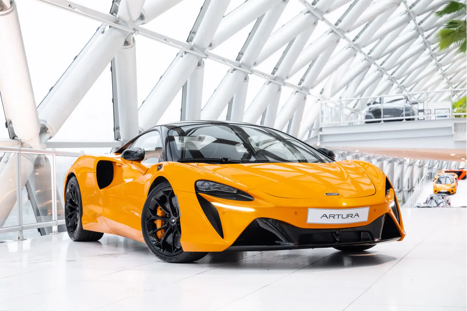McLaren Artura 3.0 V6 Plug-in | 680pk | CF Wing | Louvres | CF In Oranje - 1