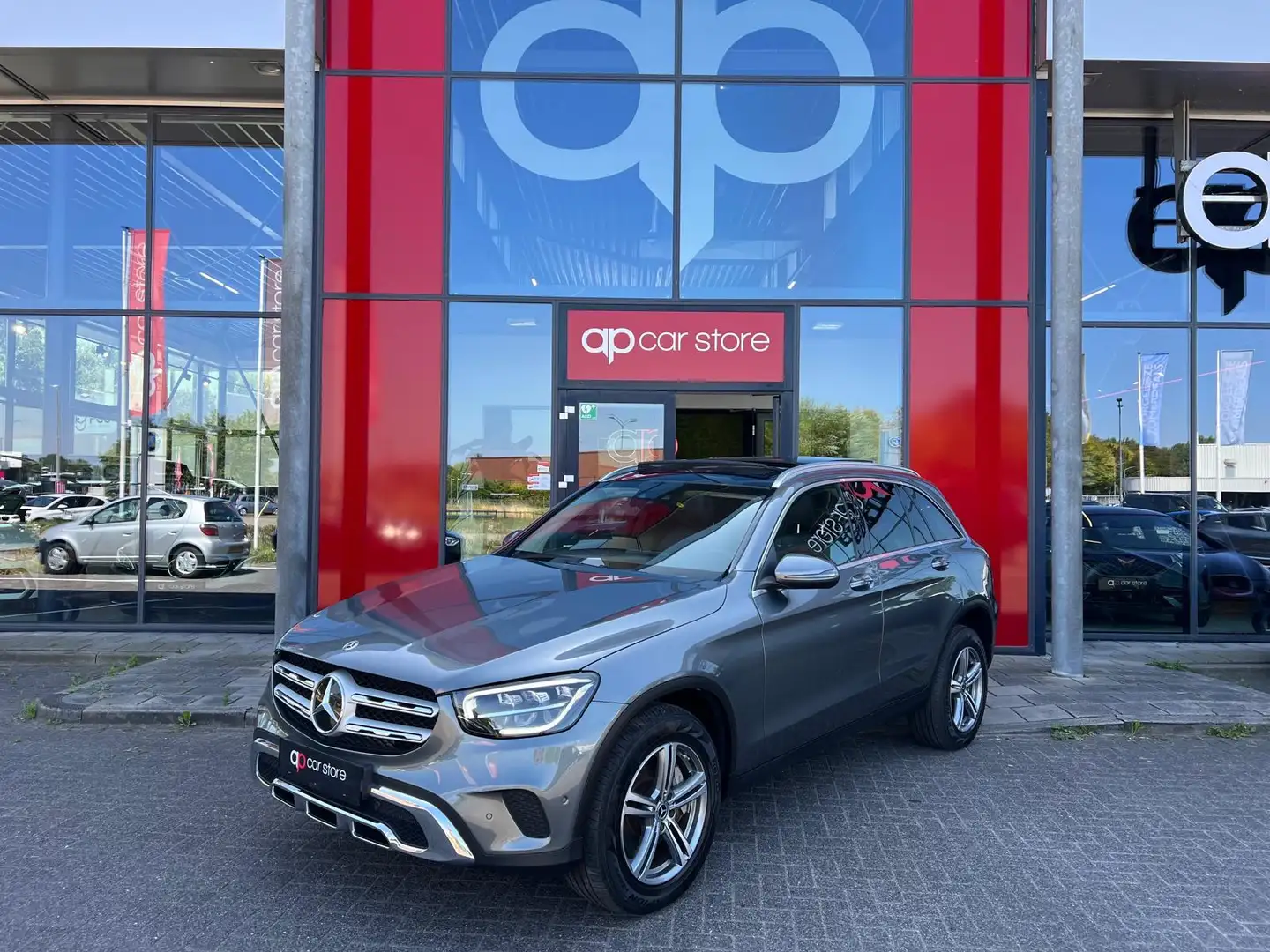 Mercedes-Benz GLC 300 300e 4MATIC Business Solution Luxury Grijs - 1