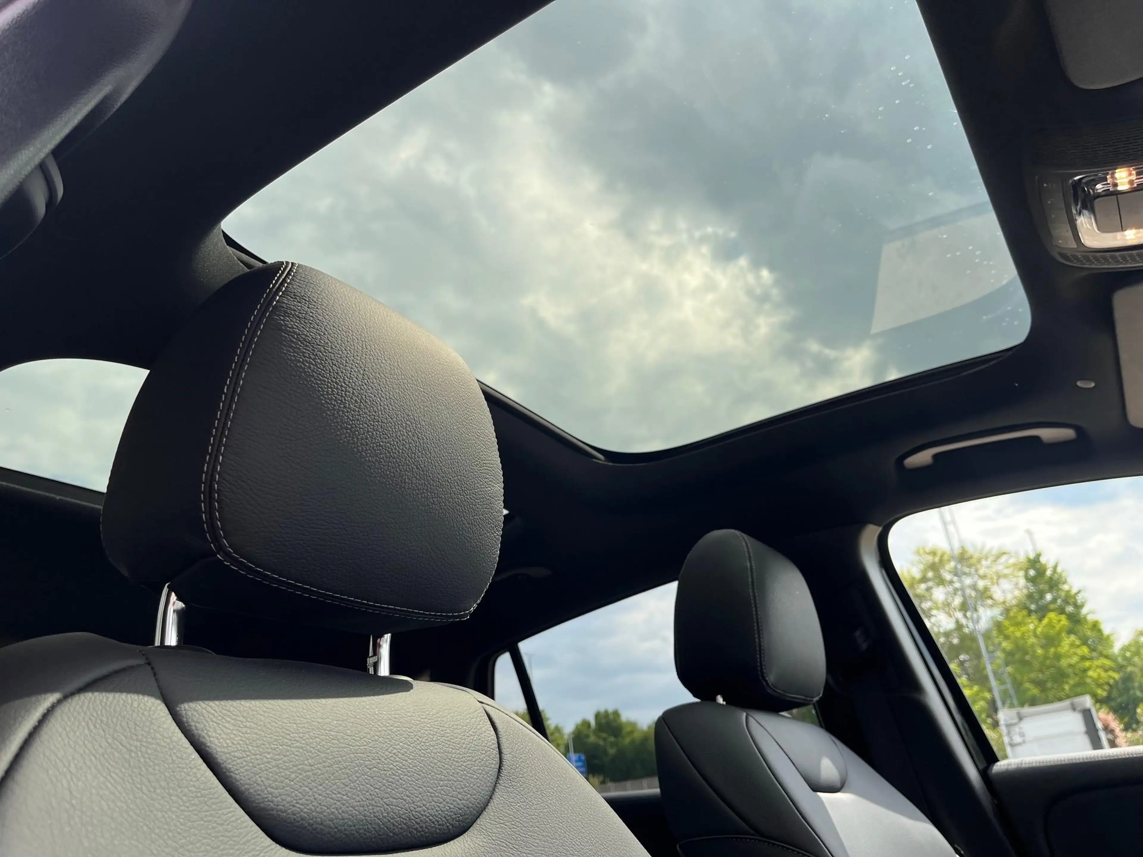 Mercedes-Benz EQA 300 4MATIC AMG Line — photo 12