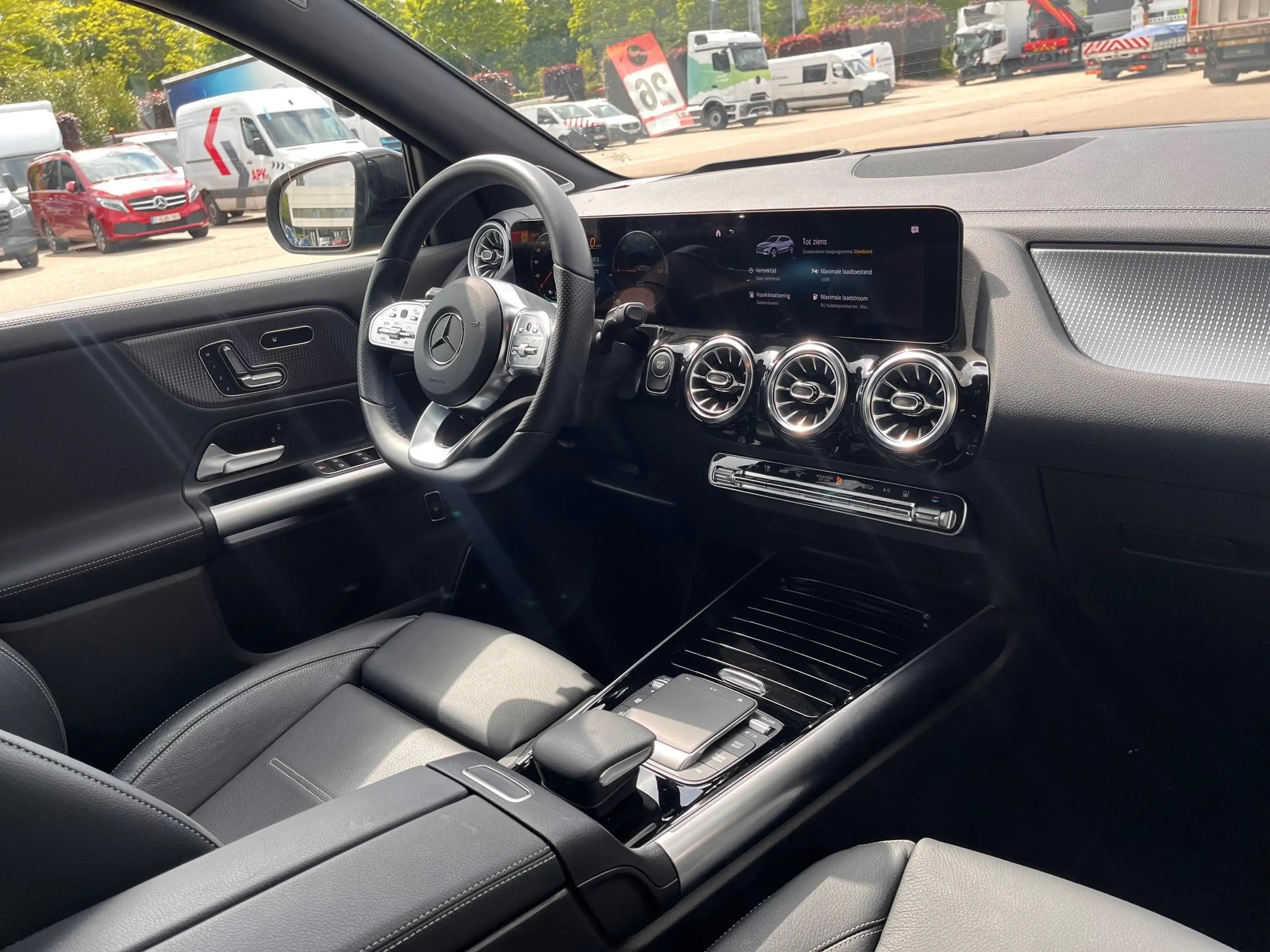 Mercedes-Benz EQA 300 4MATIC AMG Line — photo 11