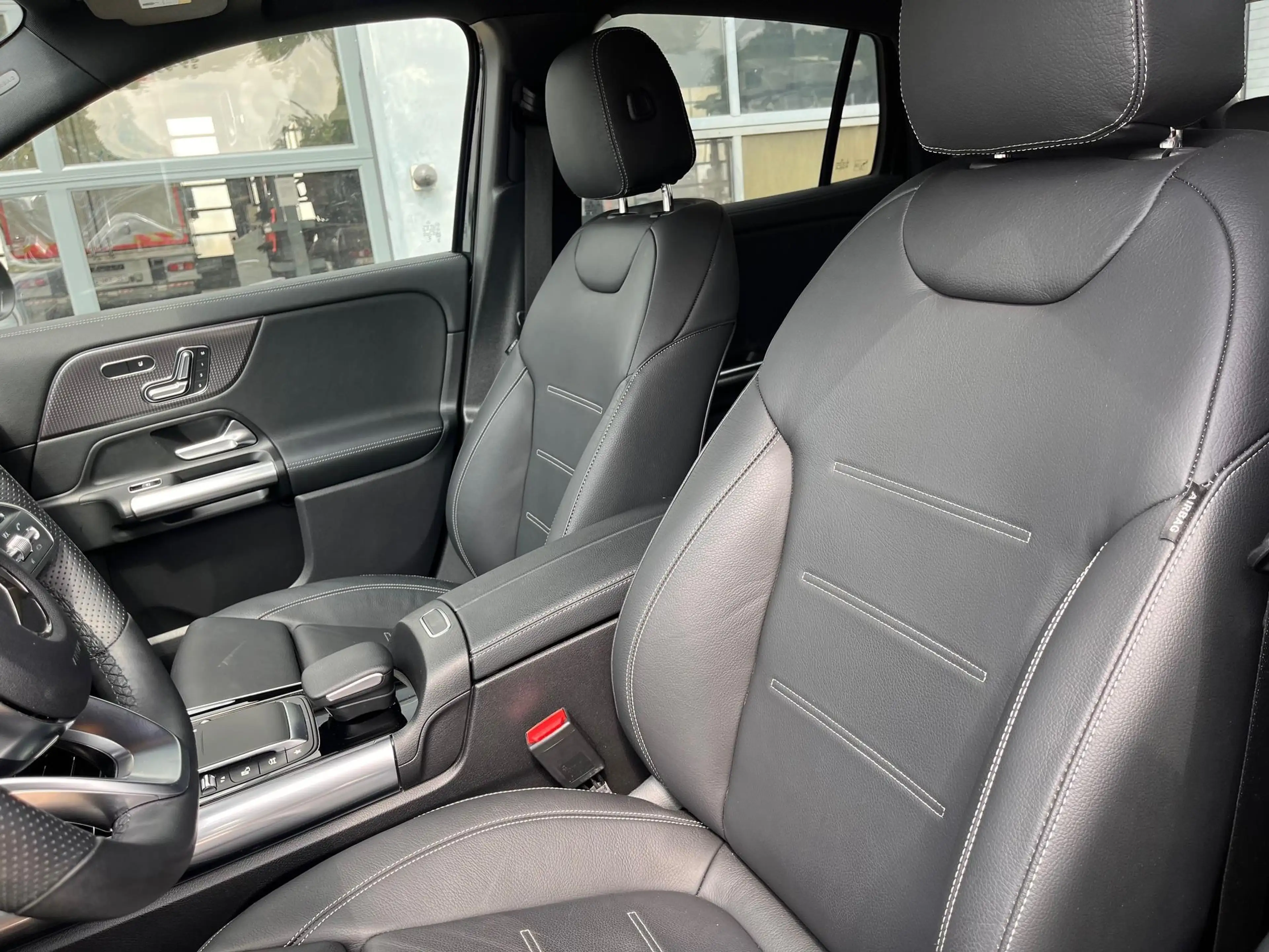 Mercedes-Benz EQA 300 4MATIC AMG Line — photo 8