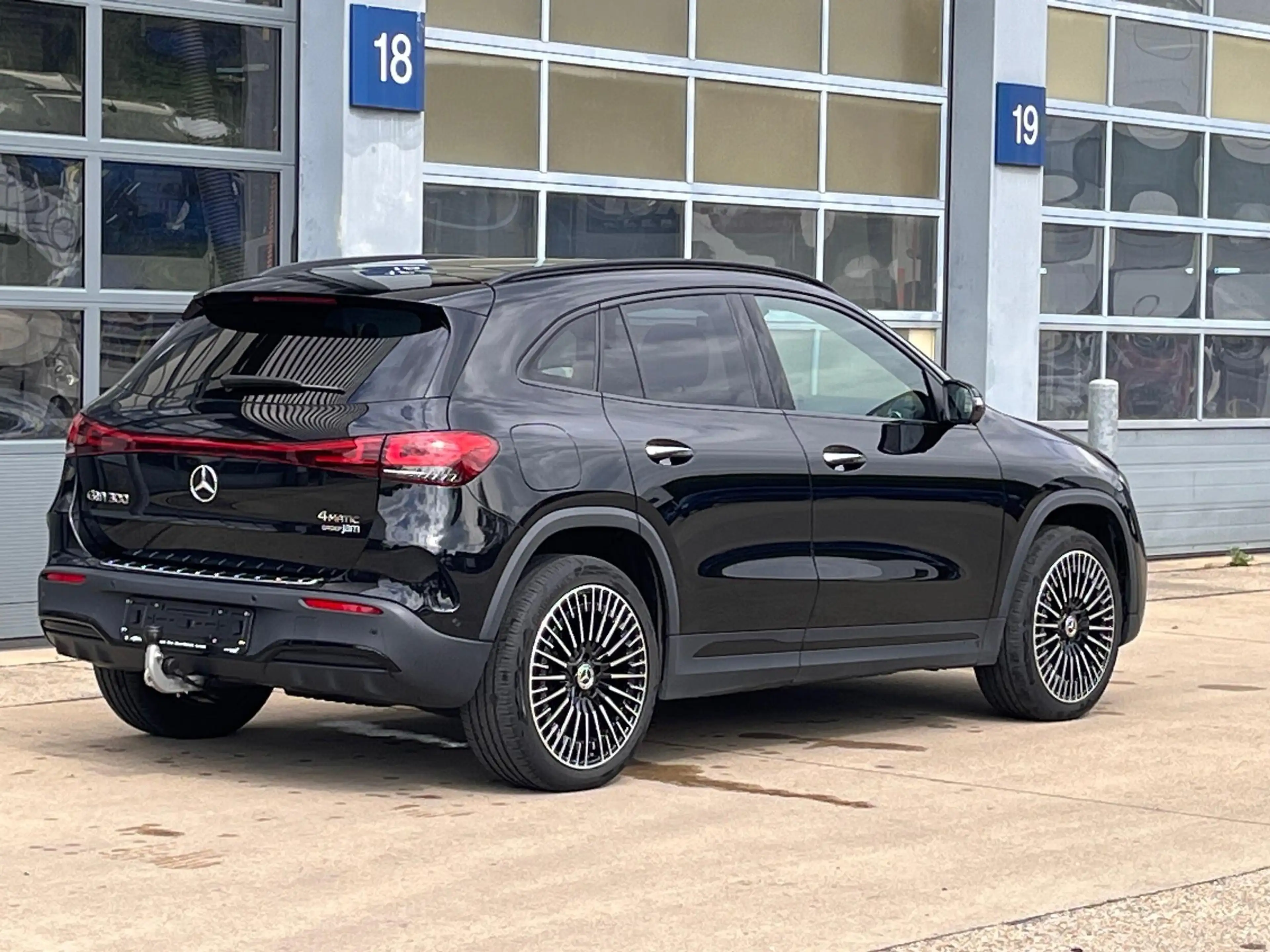 Mercedes-Benz EQA 300 4MATIC AMG Line — photo 4