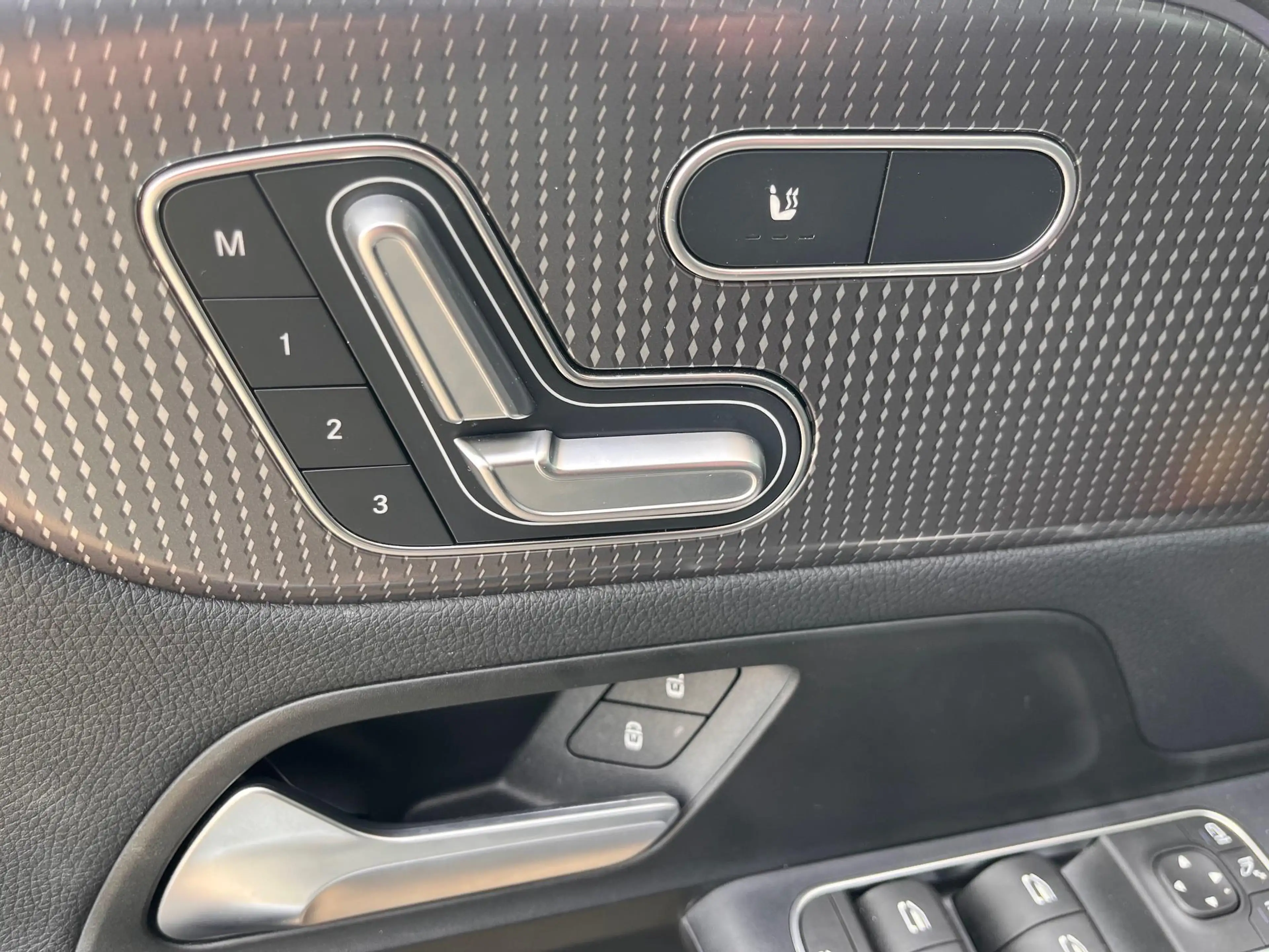 Mercedes-Benz EQA 300 4MATIC AMG Line — photo 10