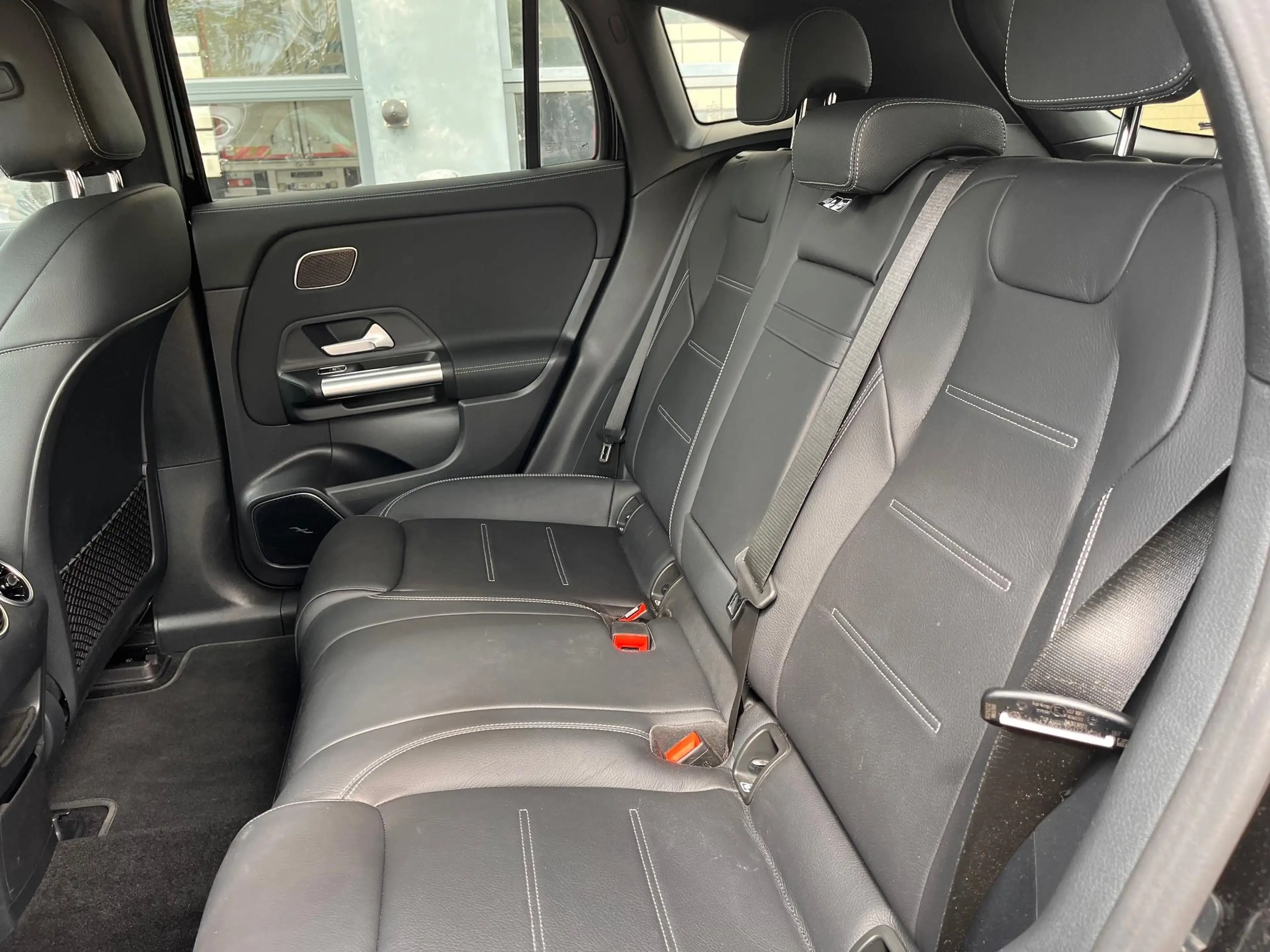 Mercedes-Benz EQA 300 4MATIC AMG Line — photo 9