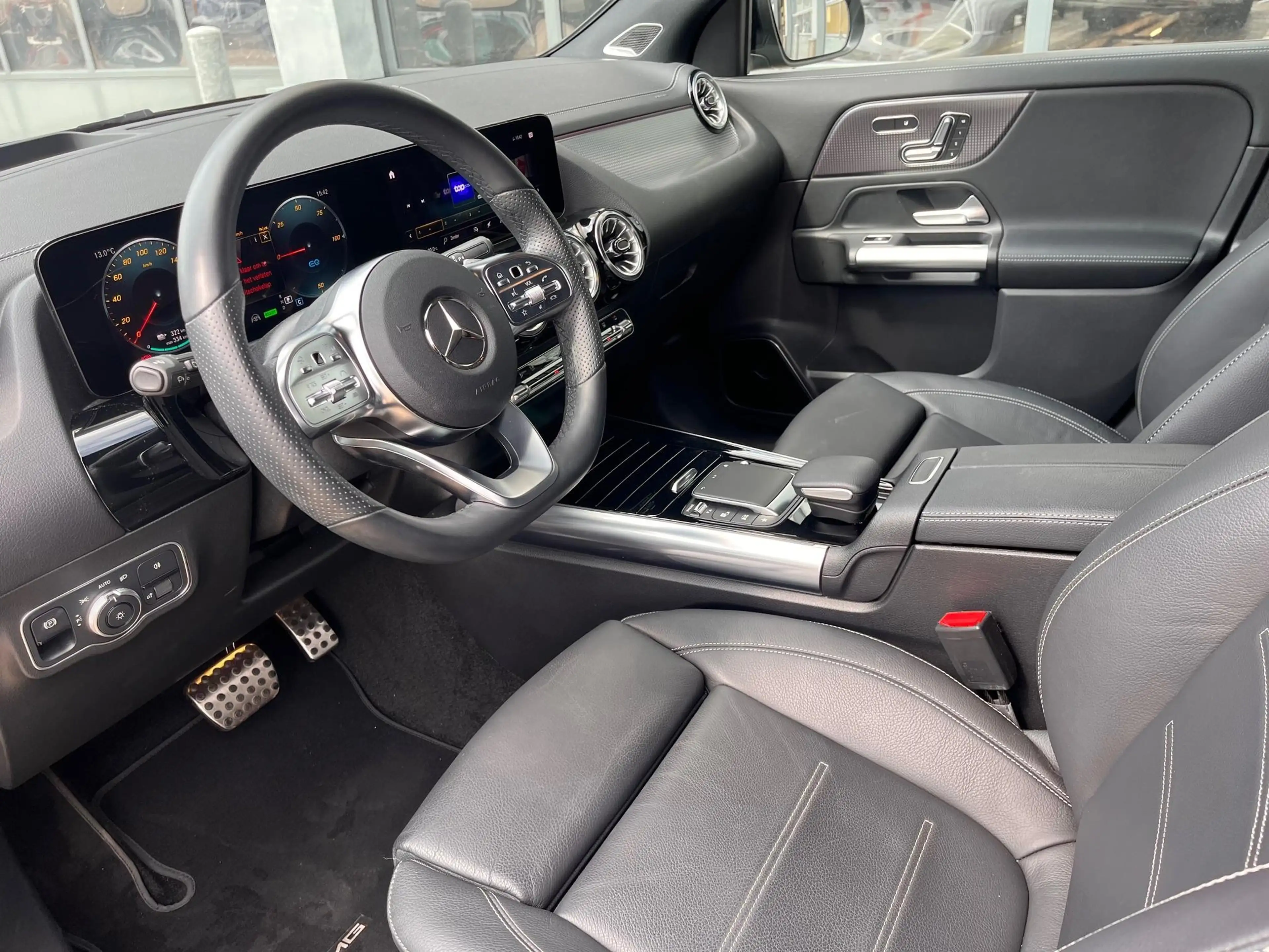 Mercedes-Benz EQA 300 4MATIC AMG Line — photo 7
