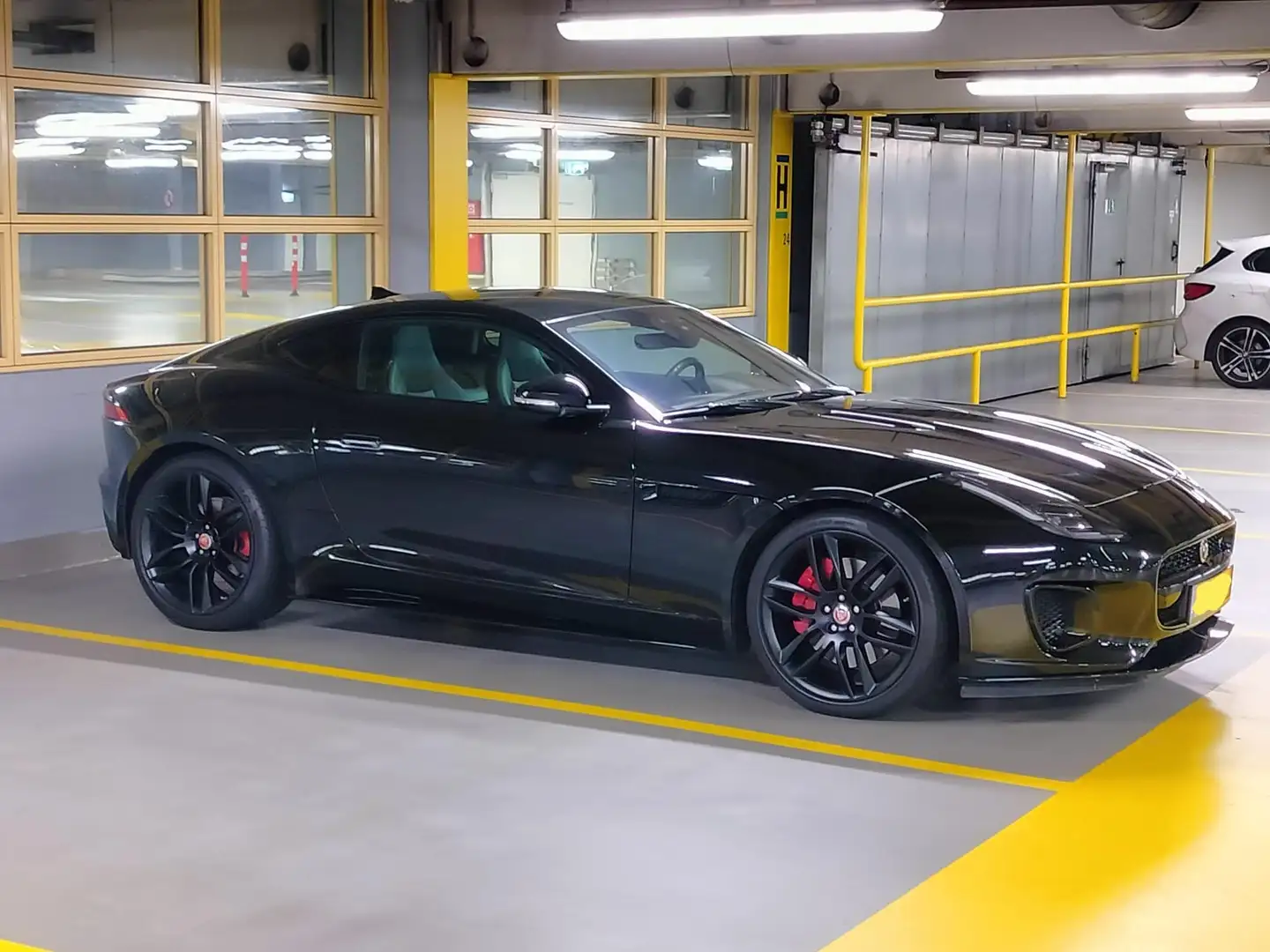 Jaguar F-Type Coupe 2.0, R-Dynamic, Black pack, Panoramic roof Noir - 1