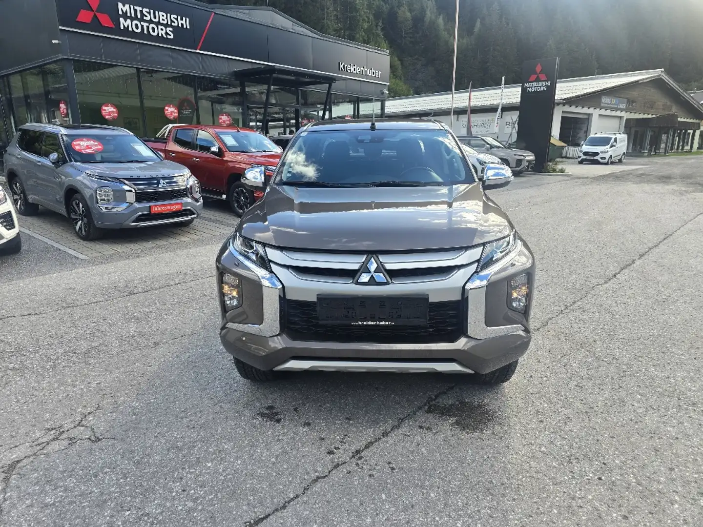 Mitsubishi L200 L 200 2,2 DI-D HP 4WD Doppelkabine Intense Aut. Intense Braun - 1