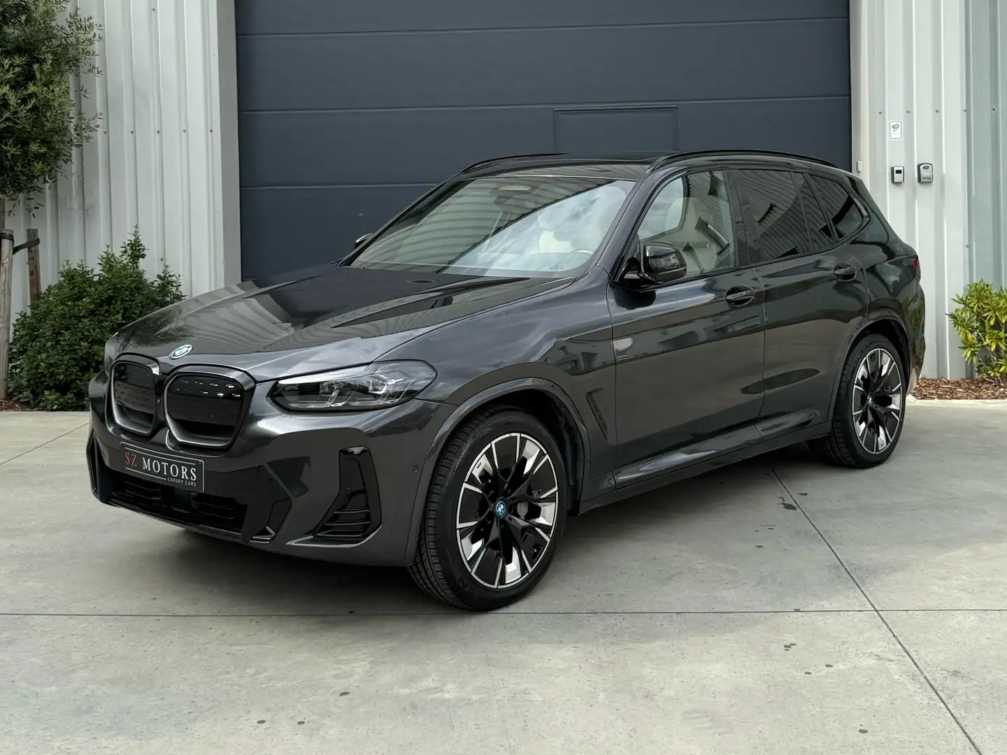 BMW iX3 M Pack | Full Option | Pano | 360° Cam | BTW Zwart - 1