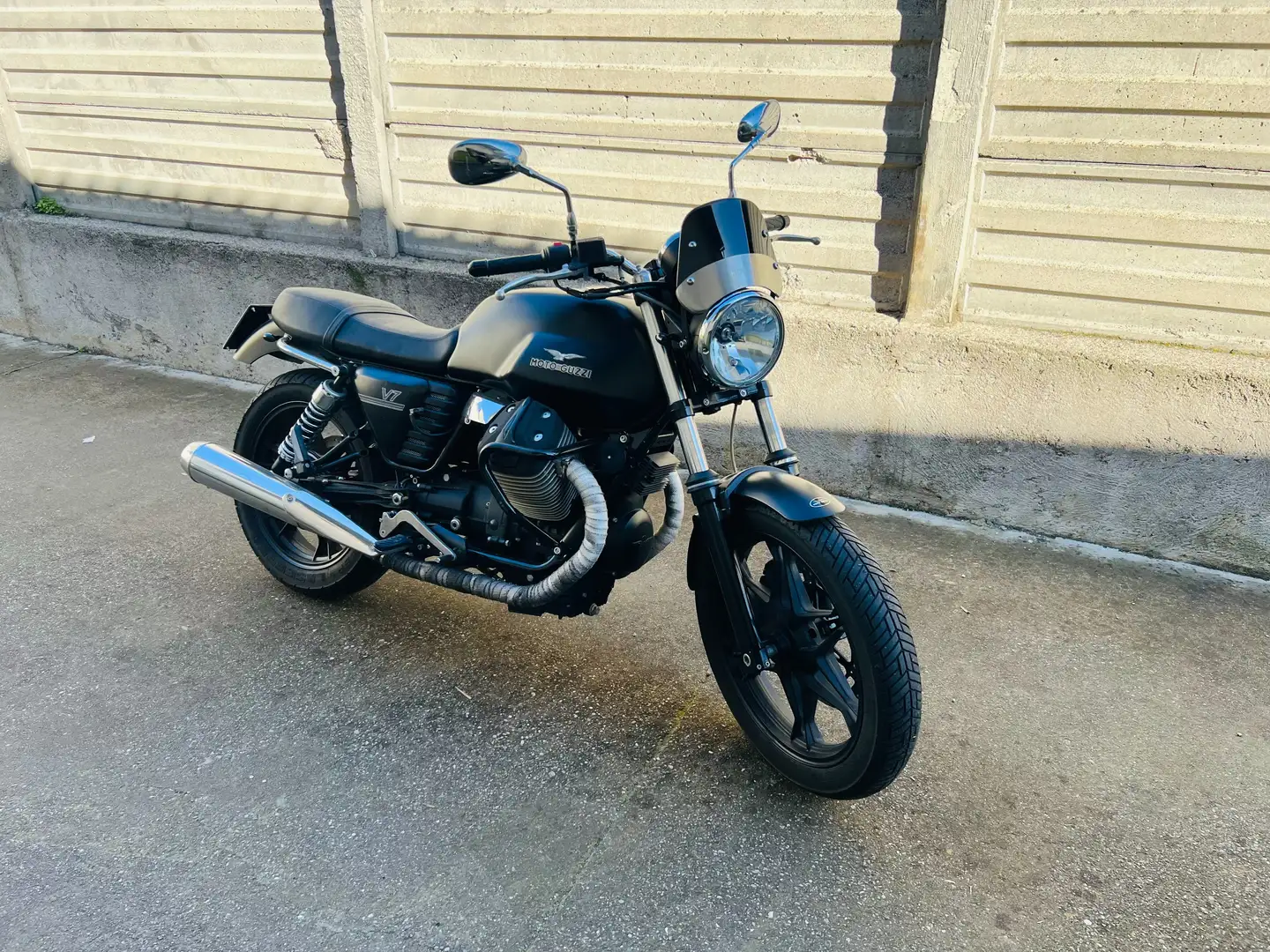 Moto Guzzi V 7 Fekete - 1