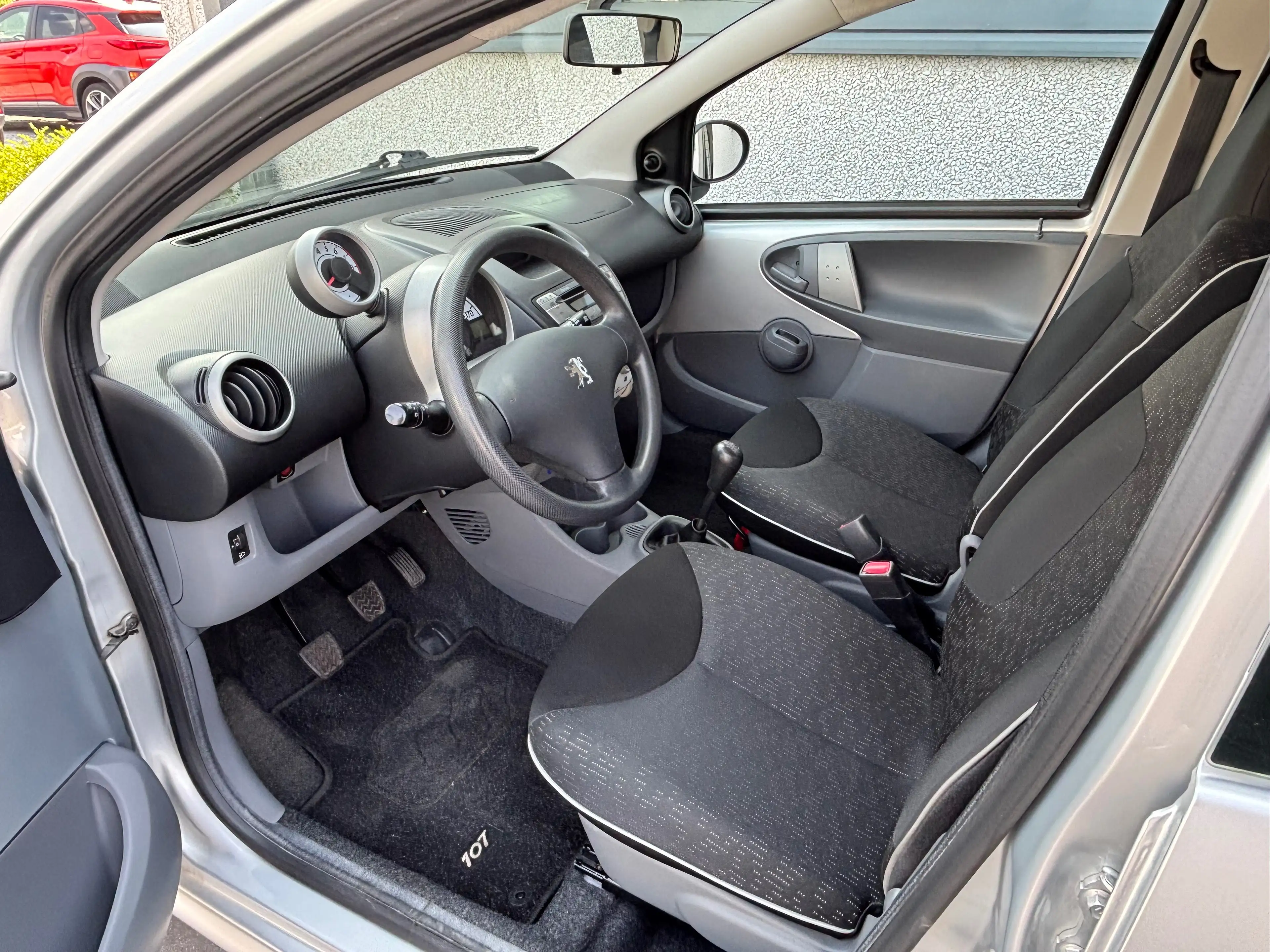 Peugeot 107 107 1.0i AIRCO 5D — photo 6
