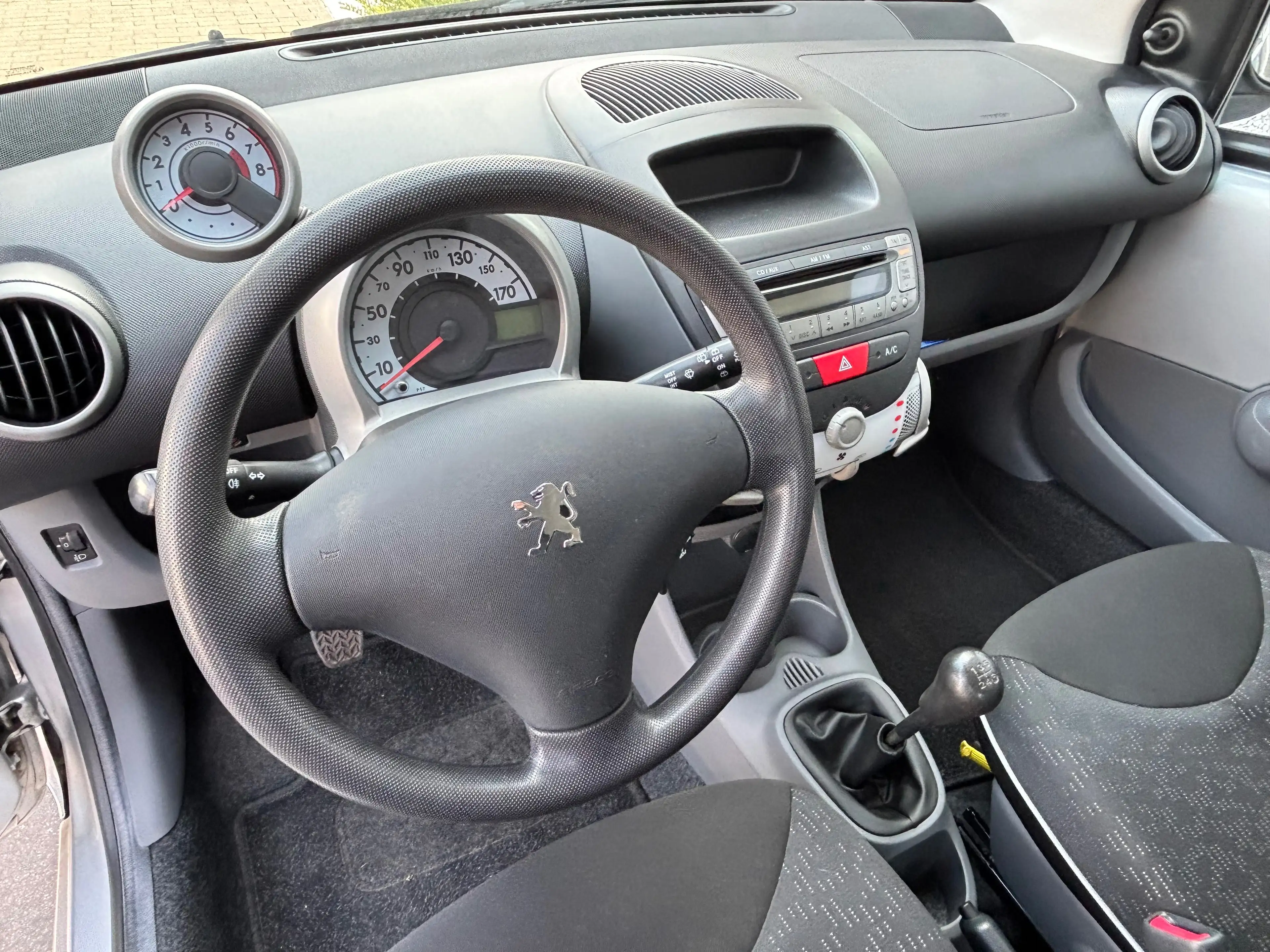 Peugeot 107 107 1.0i AIRCO 5D — photo 11