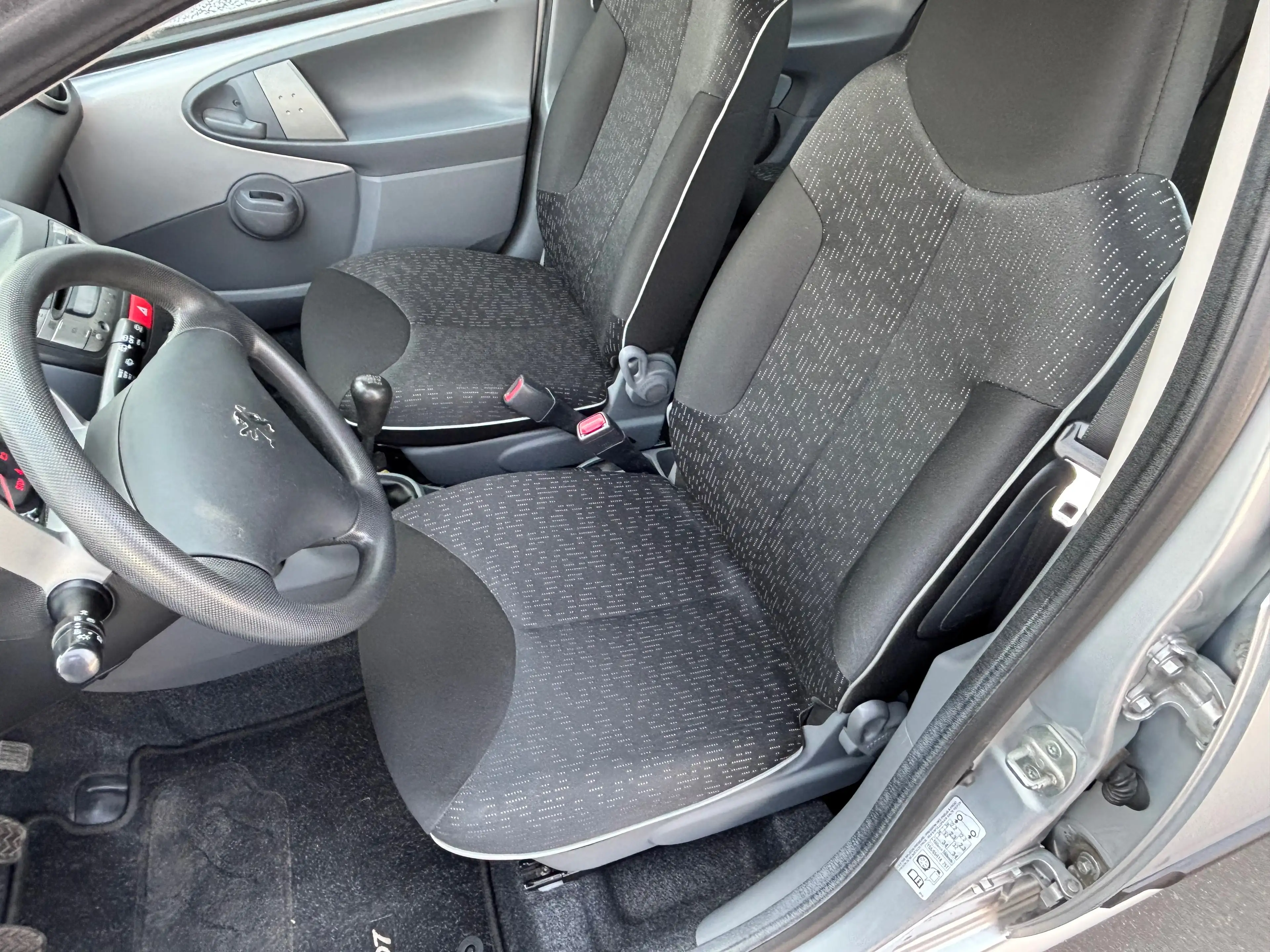 Peugeot 107 107 1.0i AIRCO 5D — photo 14