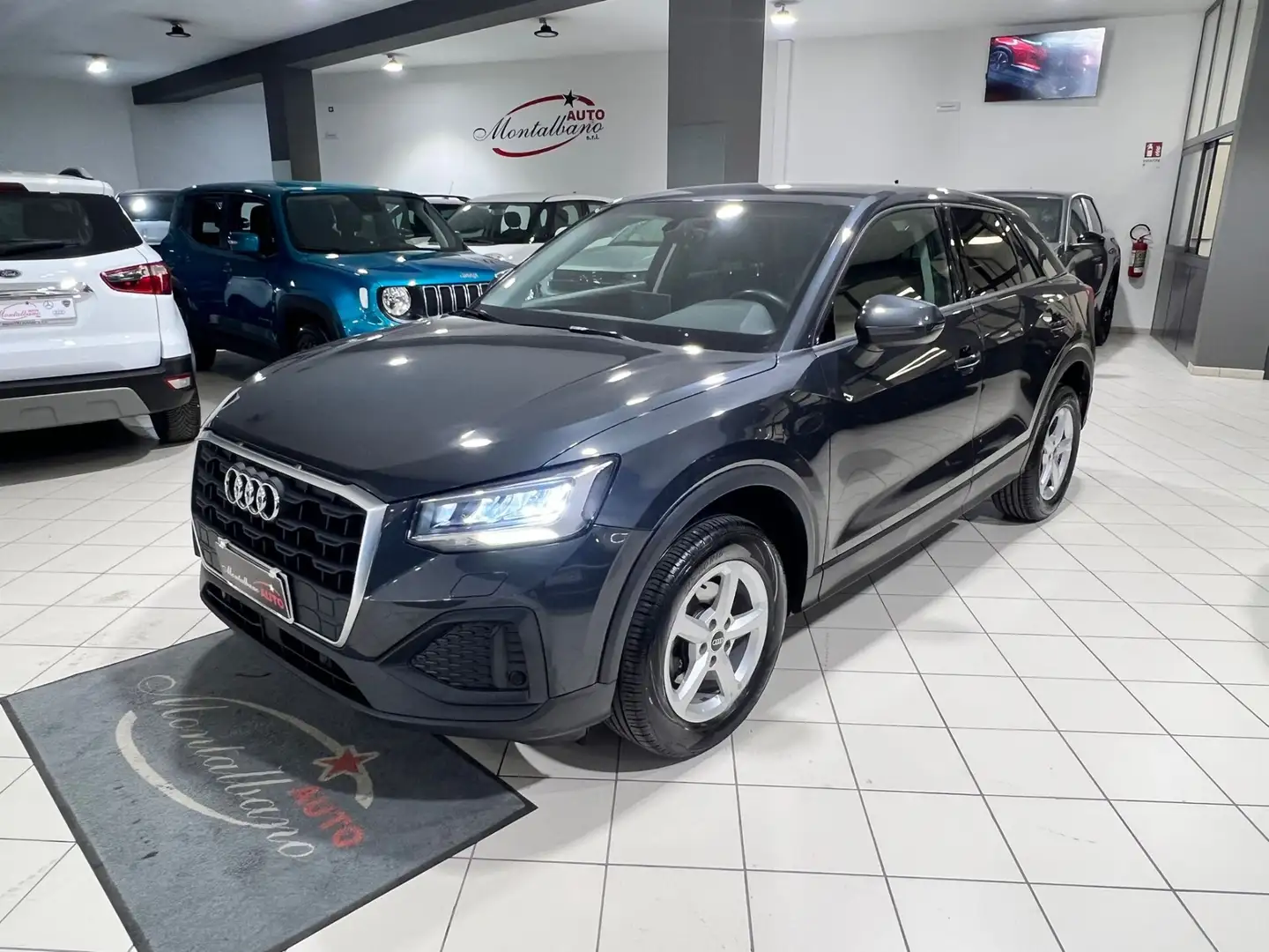 Audi Q2 30 TDI Business Grijs - 1