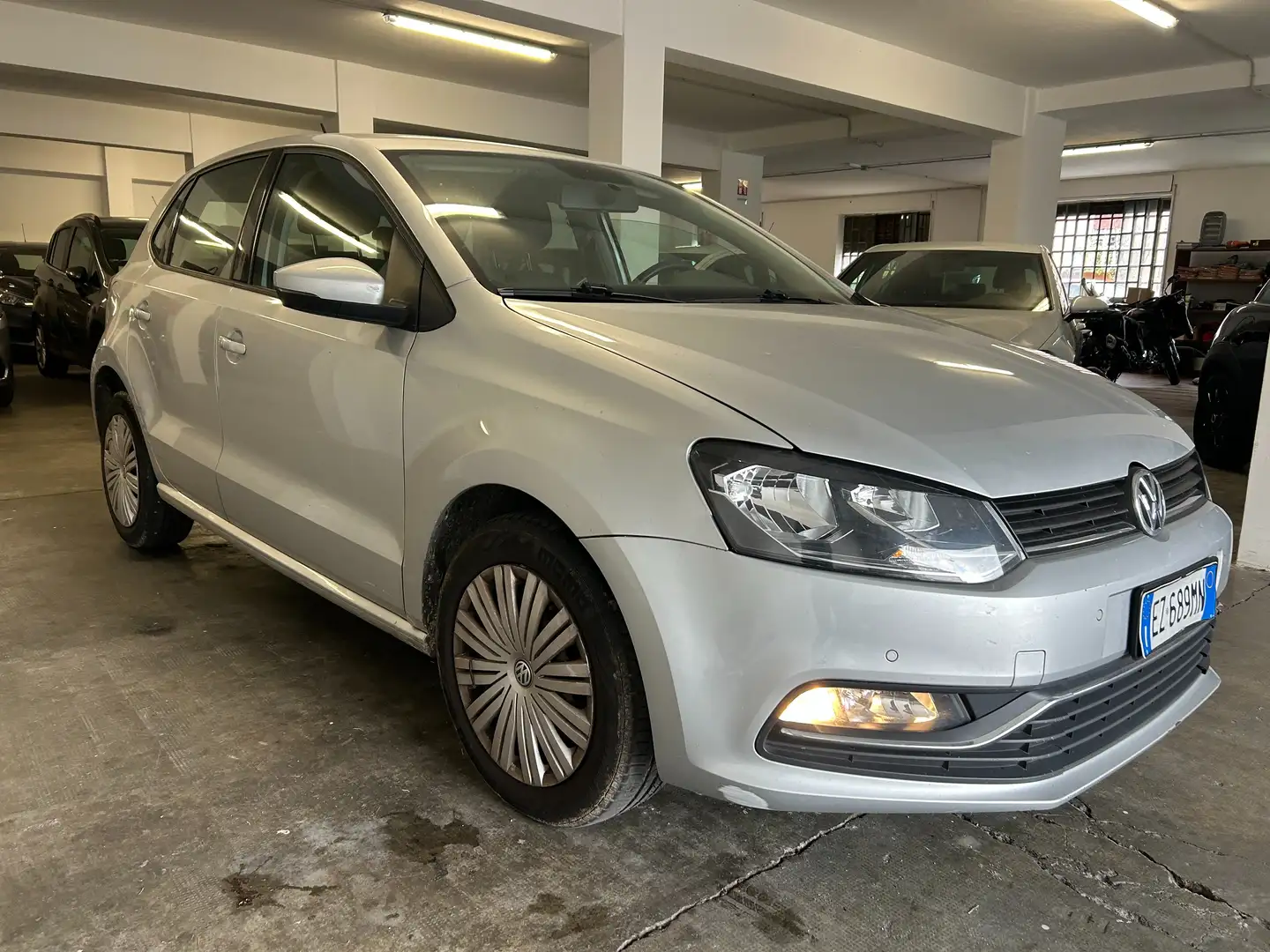 Volkswagen Polo Polo V 2014 5p 1.2 tsi bm Comfortline Gris - 2