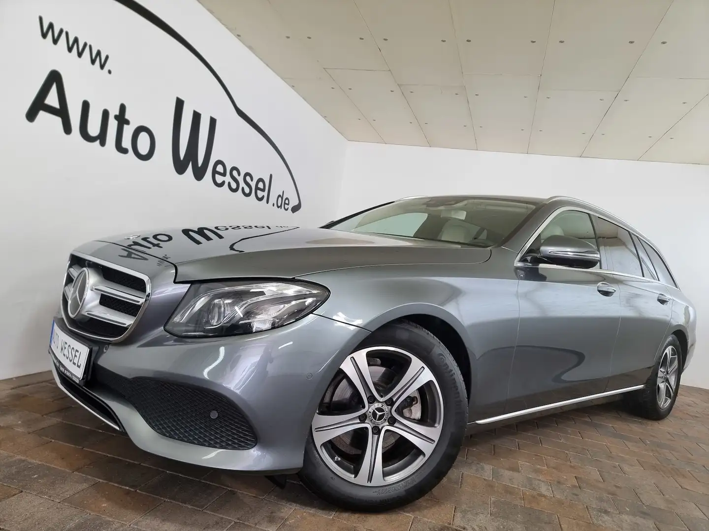Mercedes-Benz E 220 dT Avantgarde LED ACC Burmester 360° AHK Grau - 1