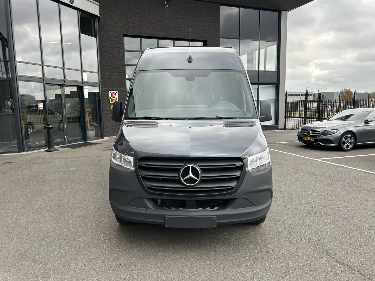 Mercedes-Benz Sprinter 317 CDI L2 H2 MBUX / Camera / Carplay navigatie / Gris - 2