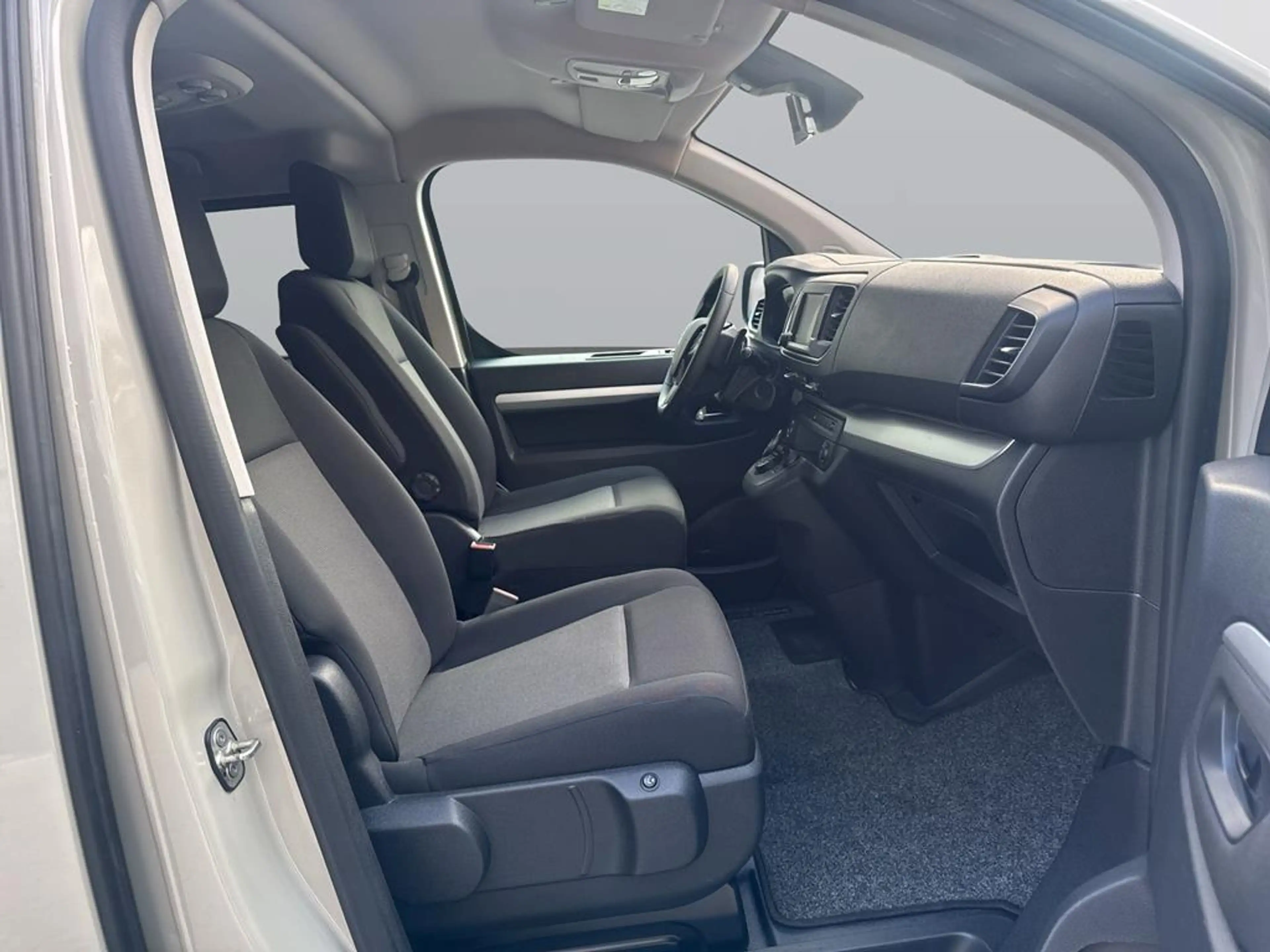 Peugeot Expert Traveller 2.0 BlueHDi 145 L3 Business — photo 11