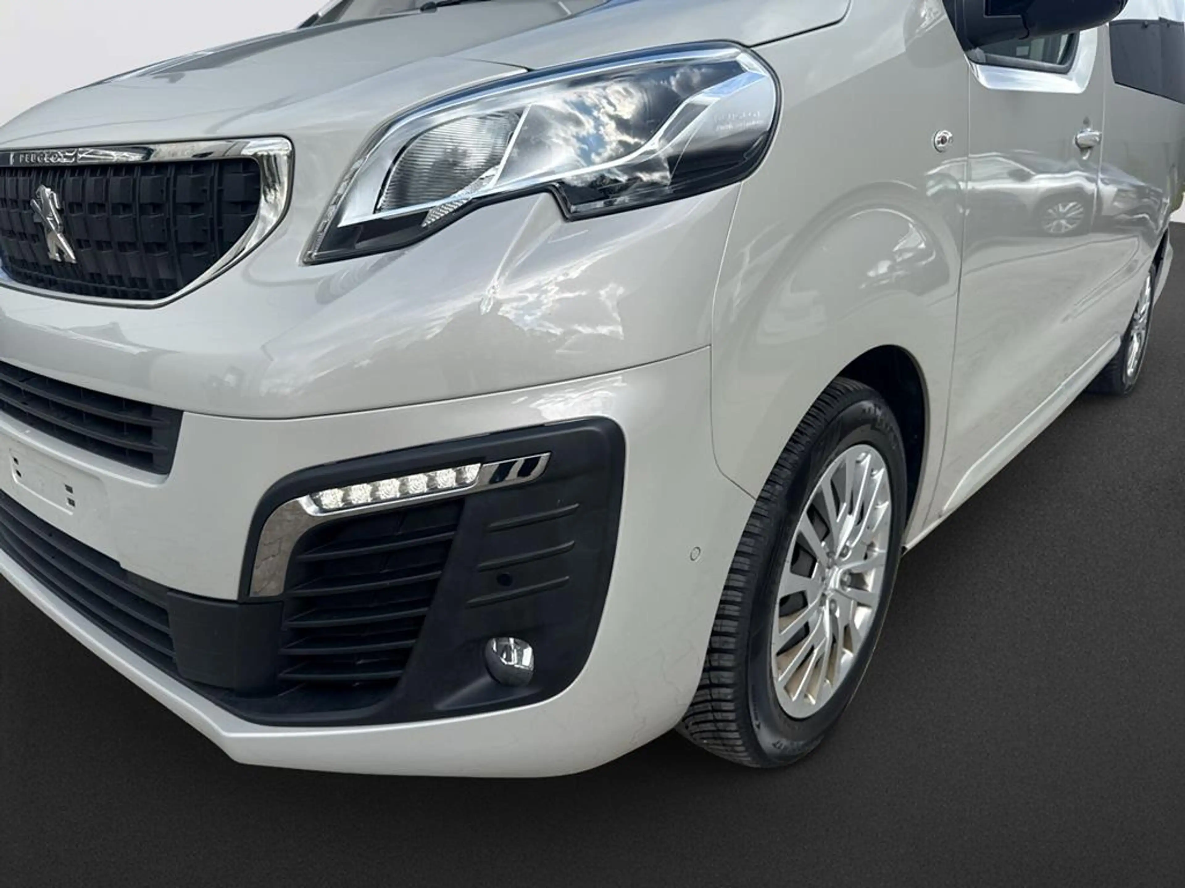 Peugeot Expert Traveller 2.0 BlueHDi 145 L3 Business — photo 9