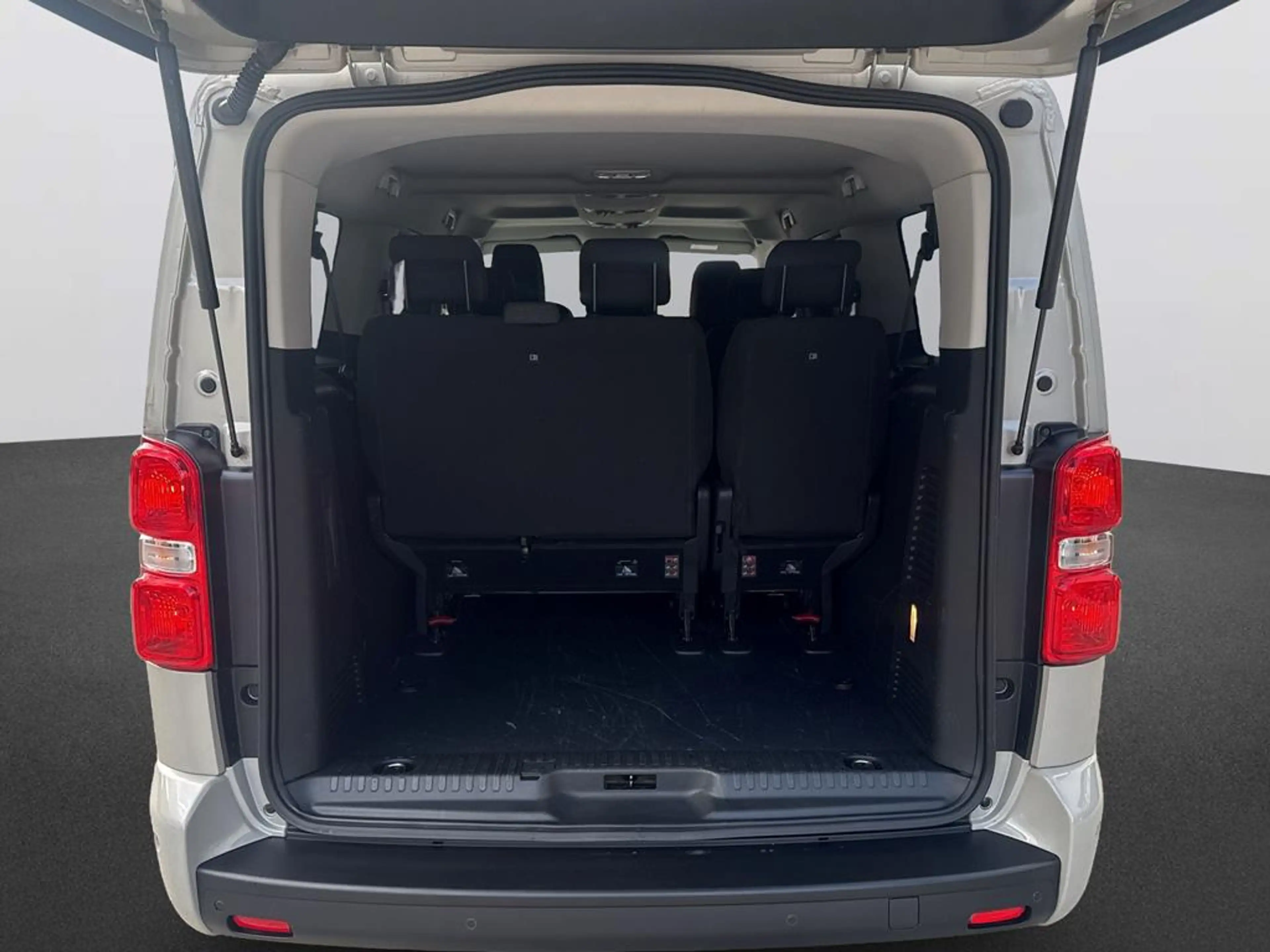 Peugeot Expert Traveller 2.0 BlueHDi 145 L3 Business — photo 7