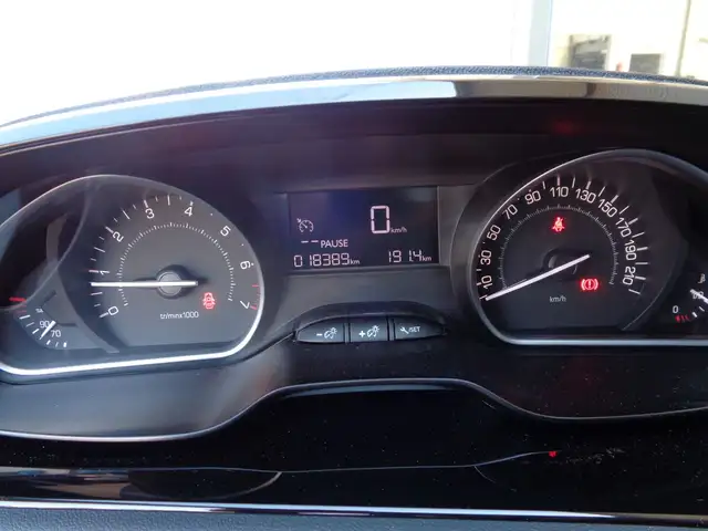 Peugeot 208 view 11