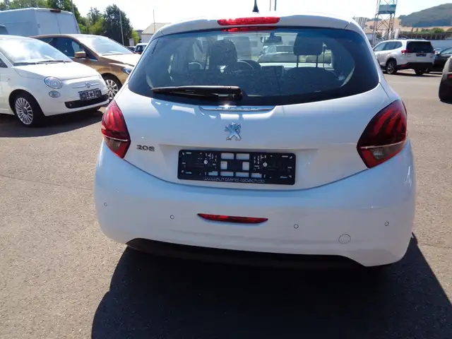 Peugeot 208 view 5