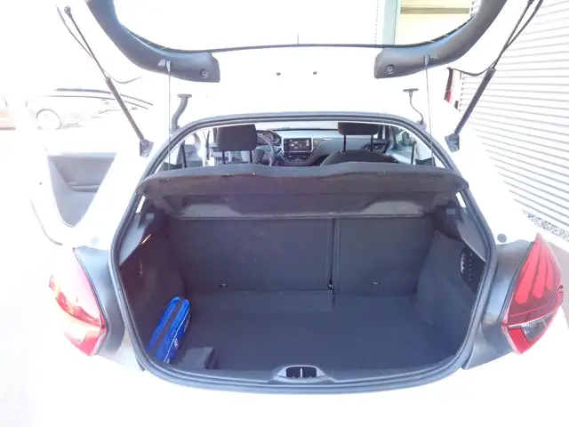 Peugeot 208 view 8